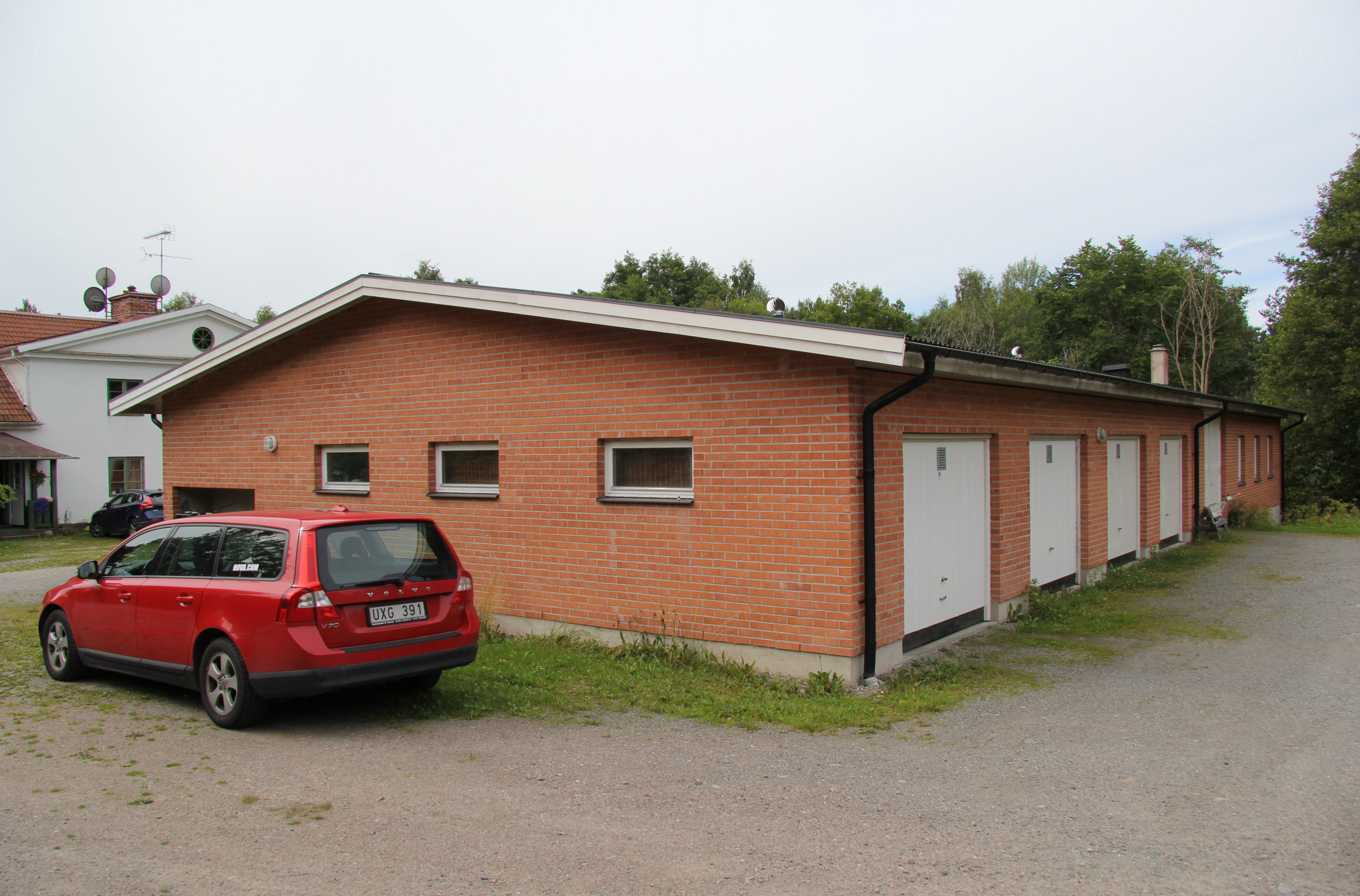Längan med 9 st garage samt 3 lägenheter