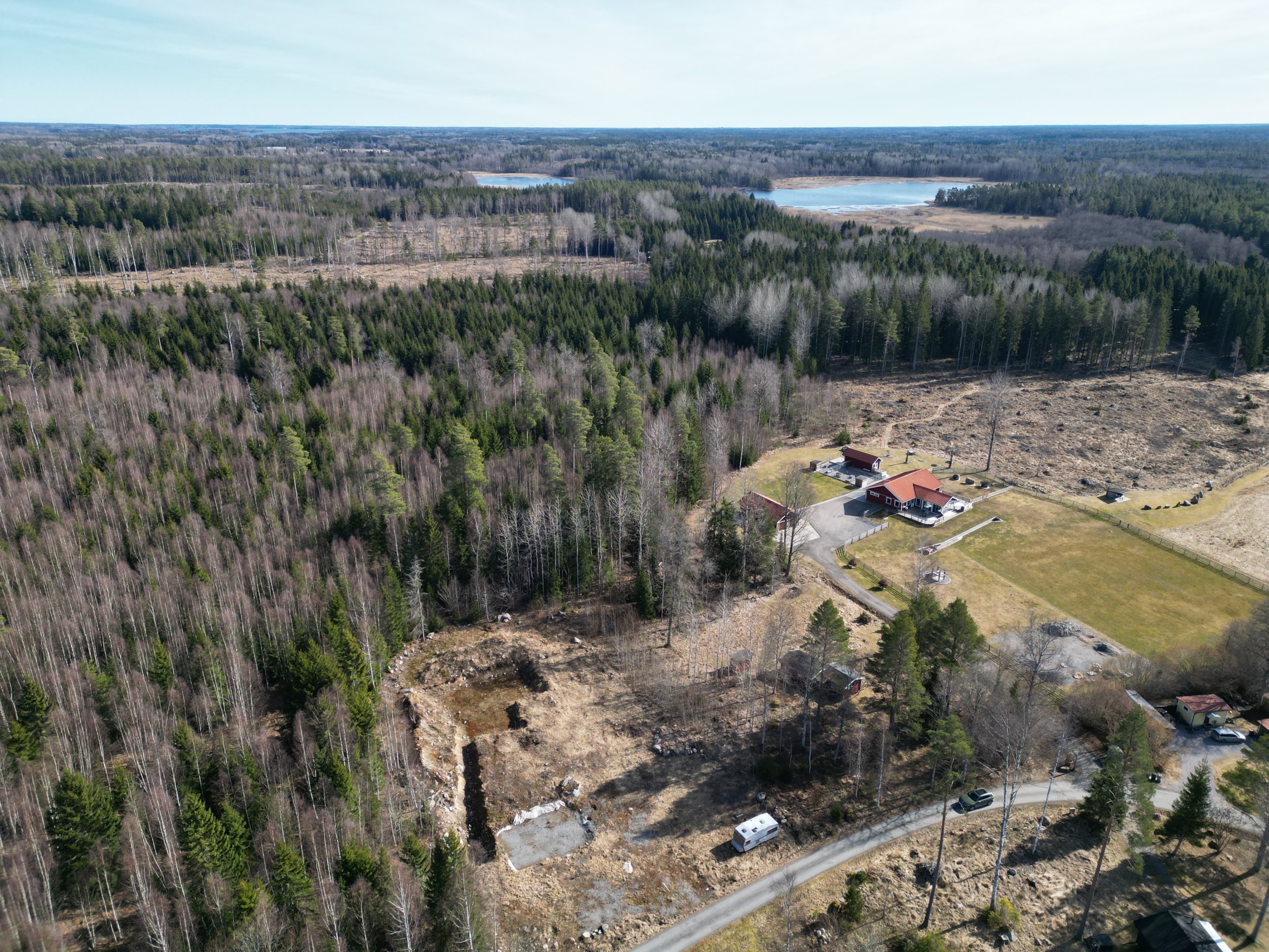 Drönarbild med sjön Trehörningen längre bort