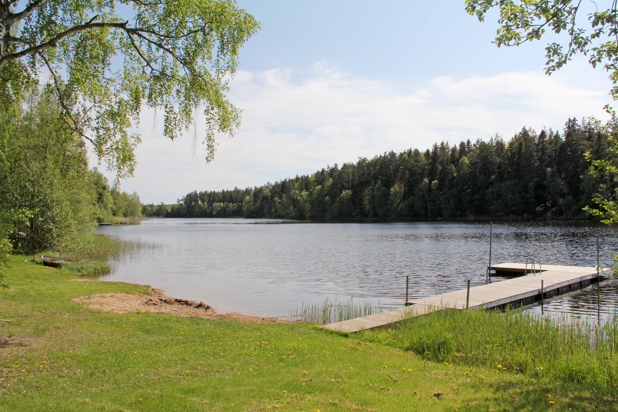 Badplats med brygga vid Smalsjön