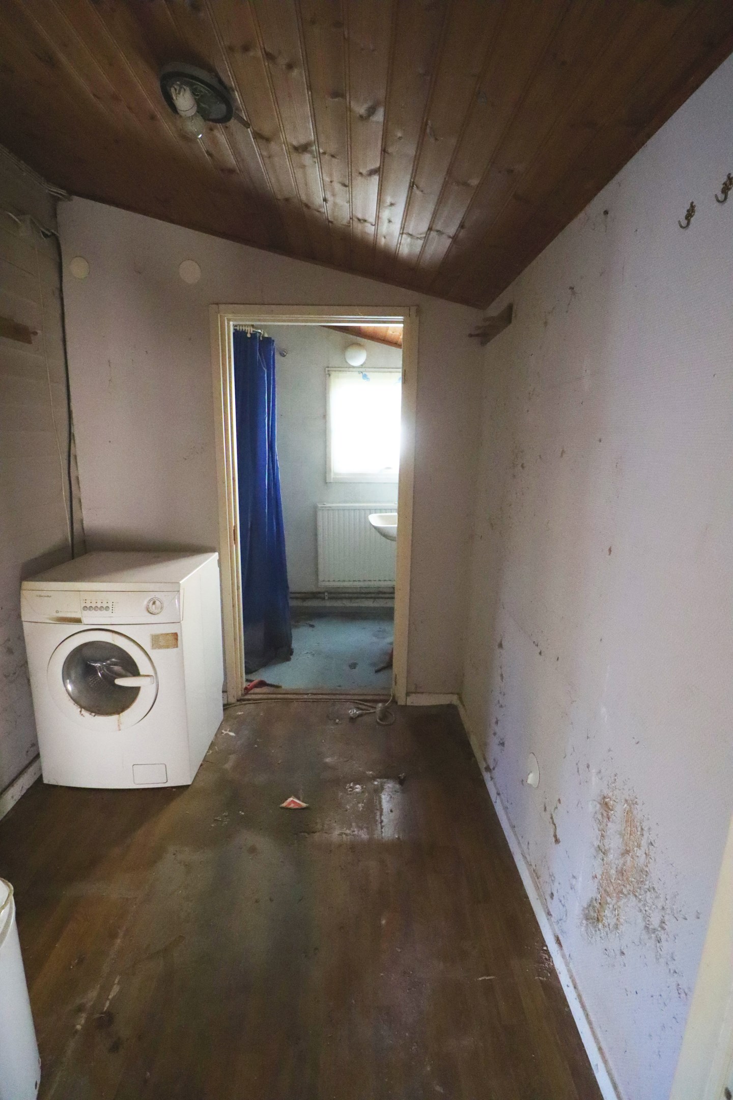 Utrymme med frystoa/tvättmaskin samt eget utrymme för dusch och handfat längst in.