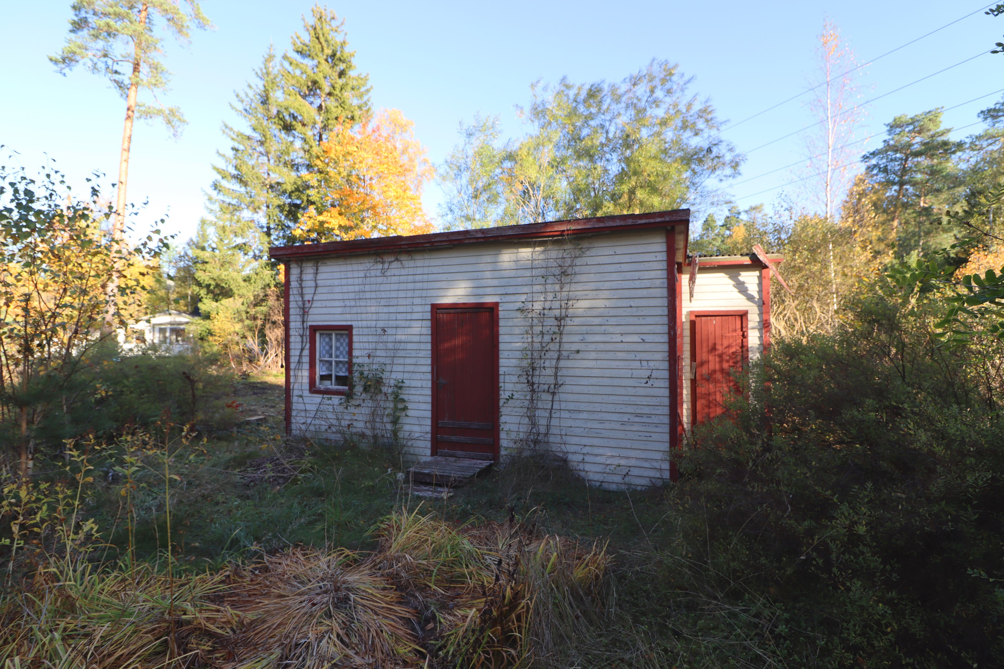 Uthus med vidbyggt utedass