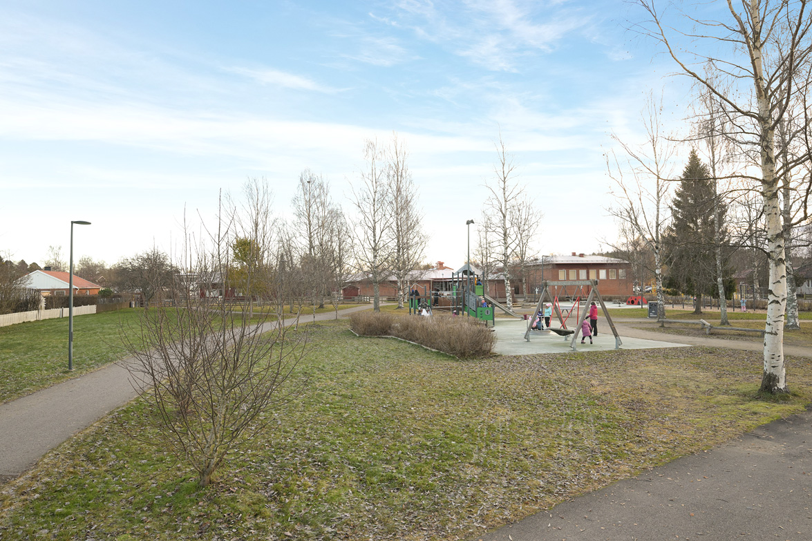 Böleängsparken som ansluter mot gården. I bakgrunden syns Böleängsskolan (F6)