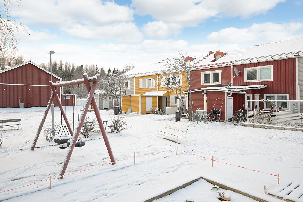 Lekpark framför huset