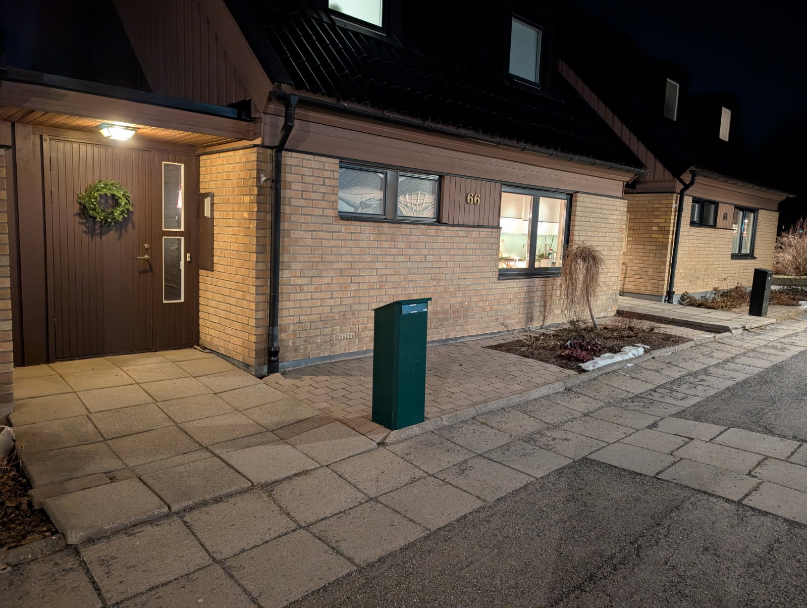 Säljarens bild, entré med plattläggning