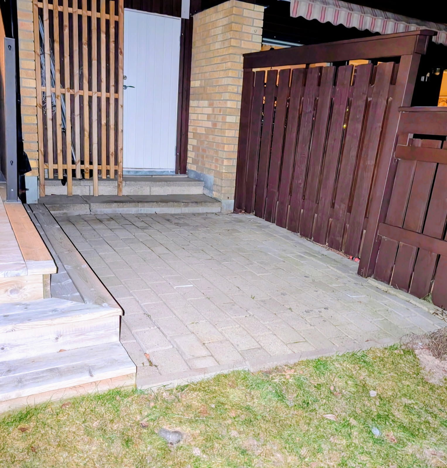 Säljarens bild, dörr från förråd mot baksidan.