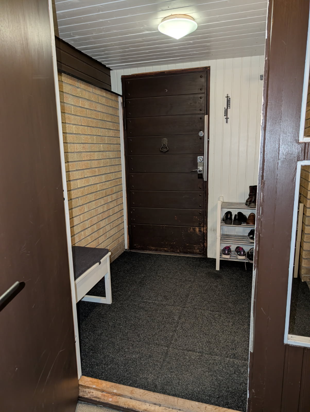 Säljarens bild, grov farstu samt dörr mot förråd.