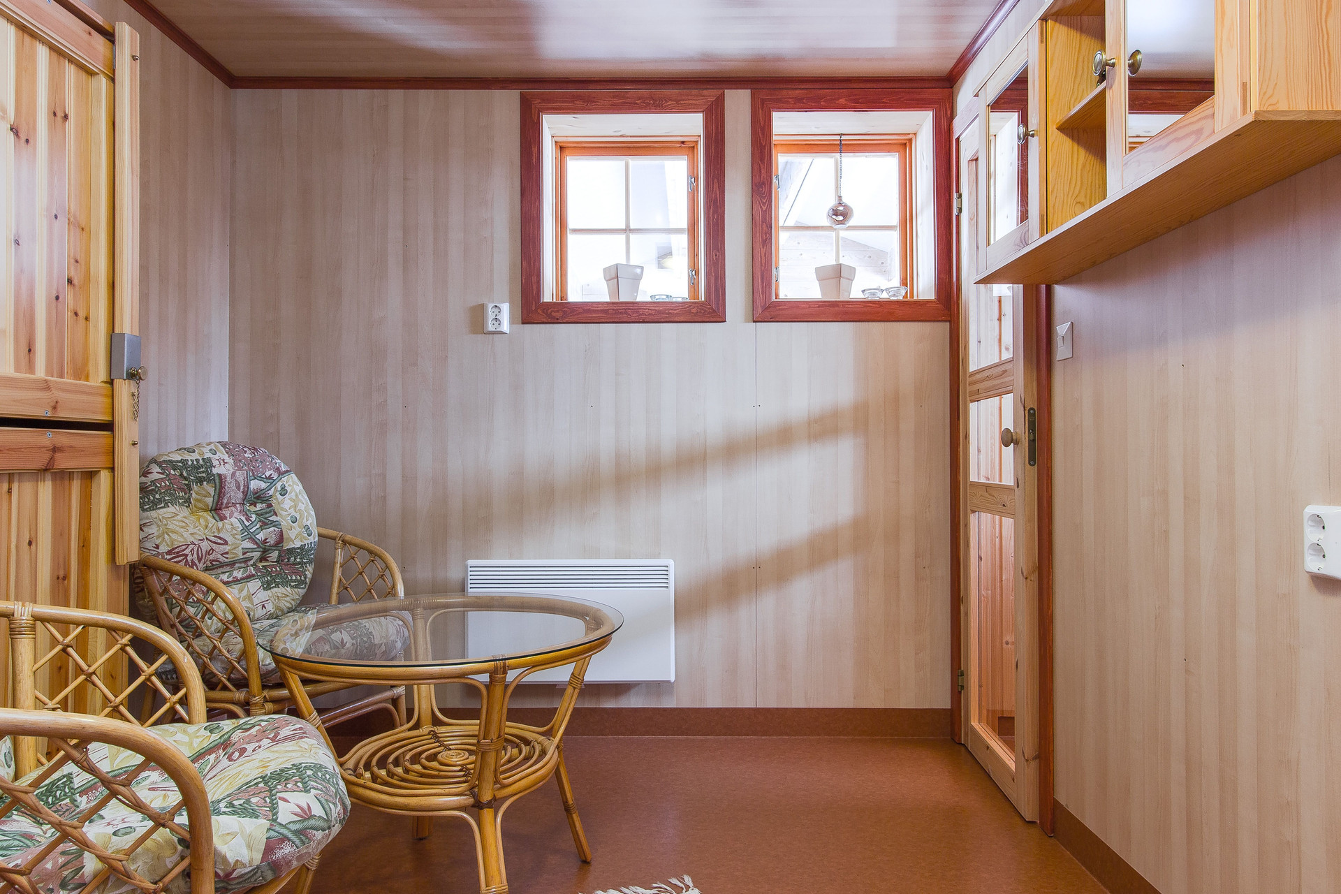 I bastuhuset finns relax med bastu, dusch, wc och ett förrådsrum