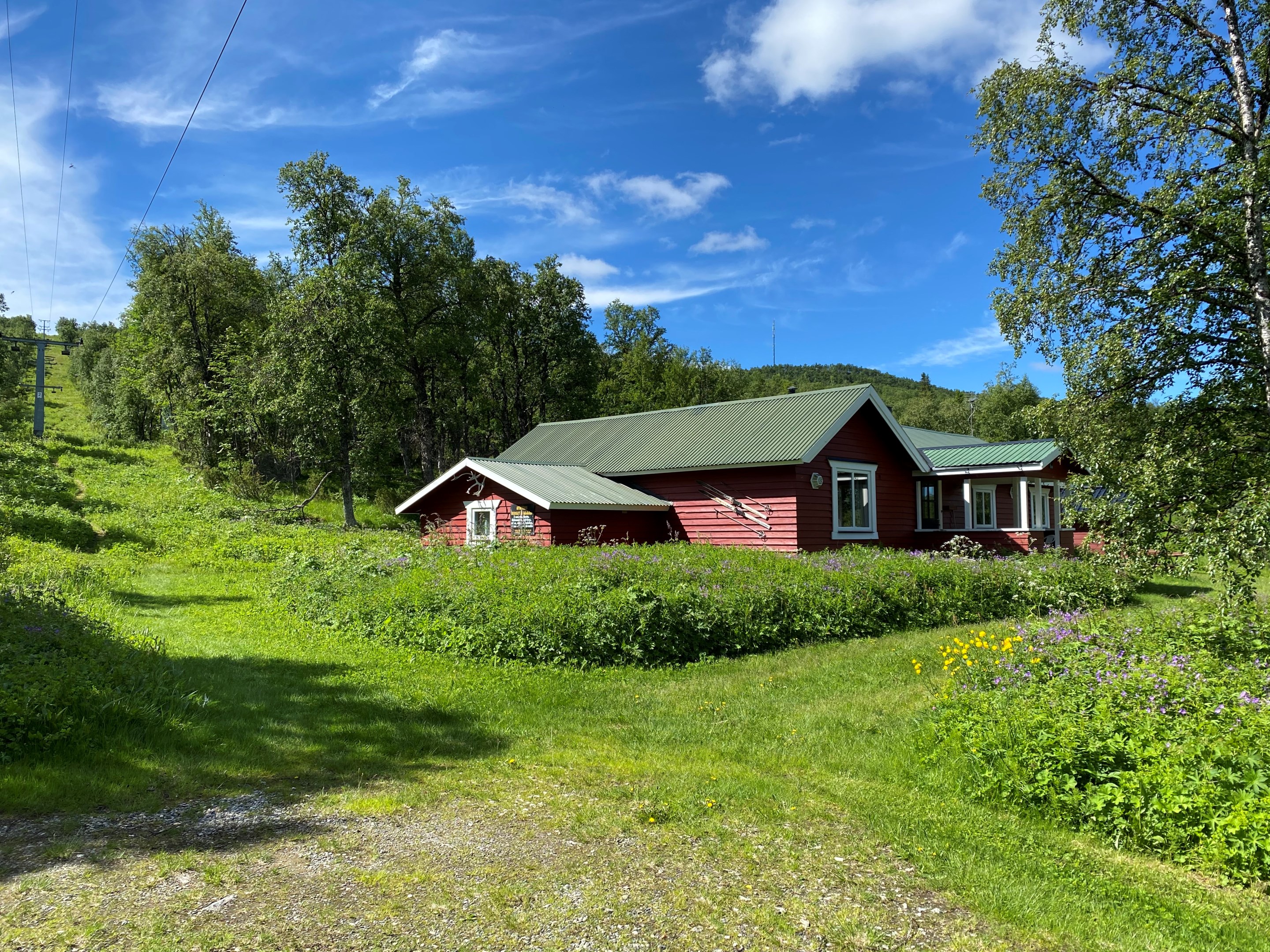 Liftgatan till vänster i bild