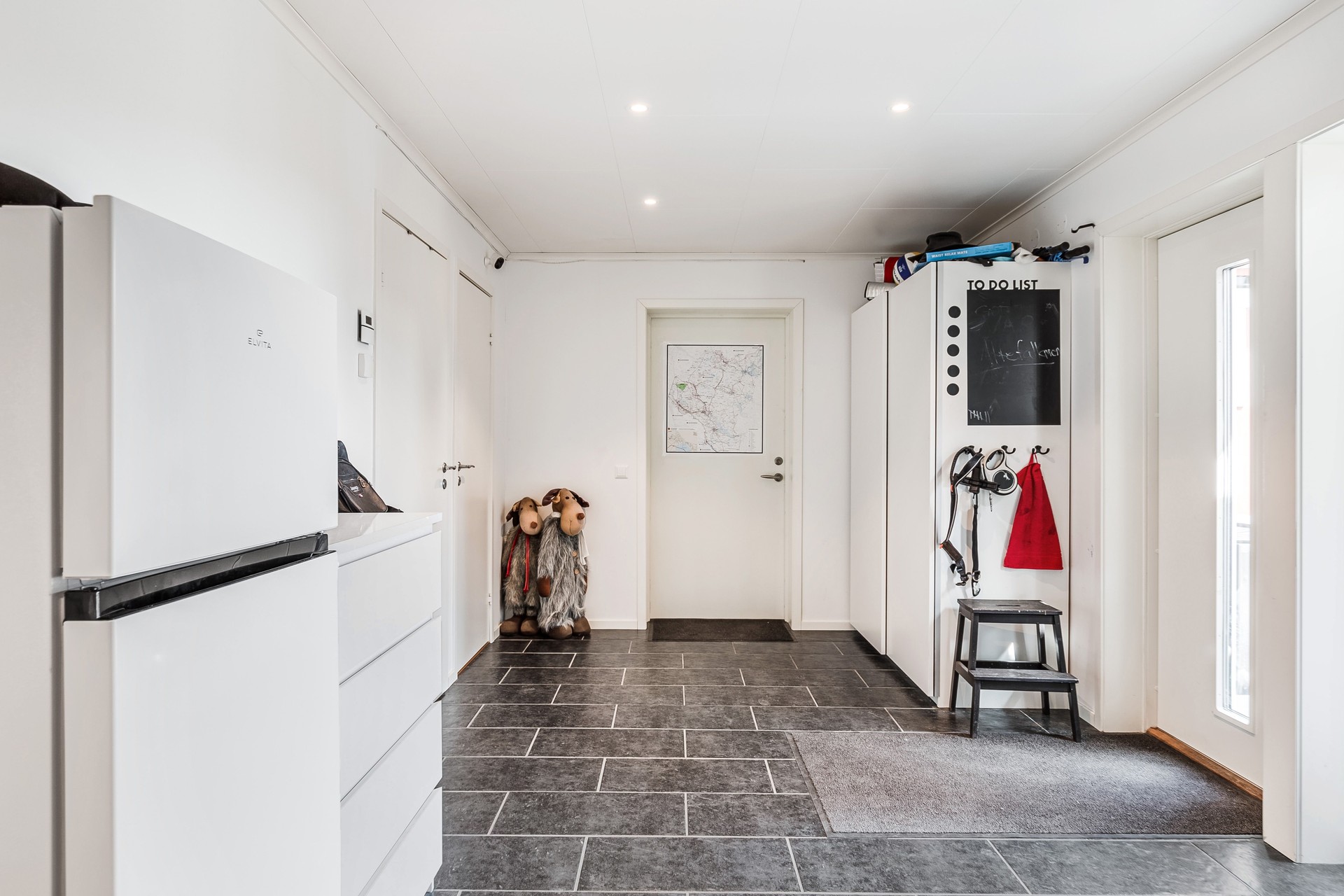 Hallen med direktingång till garage rakt fram