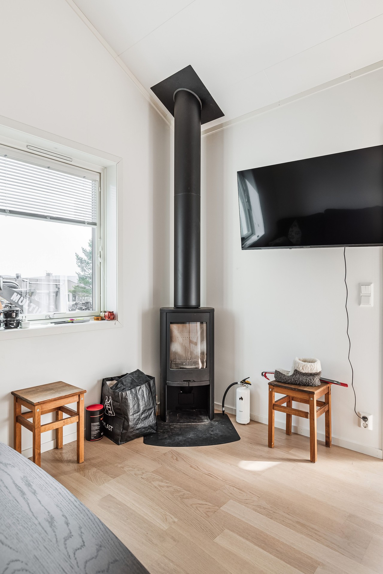 Även i gäststugan finns en braskamin!