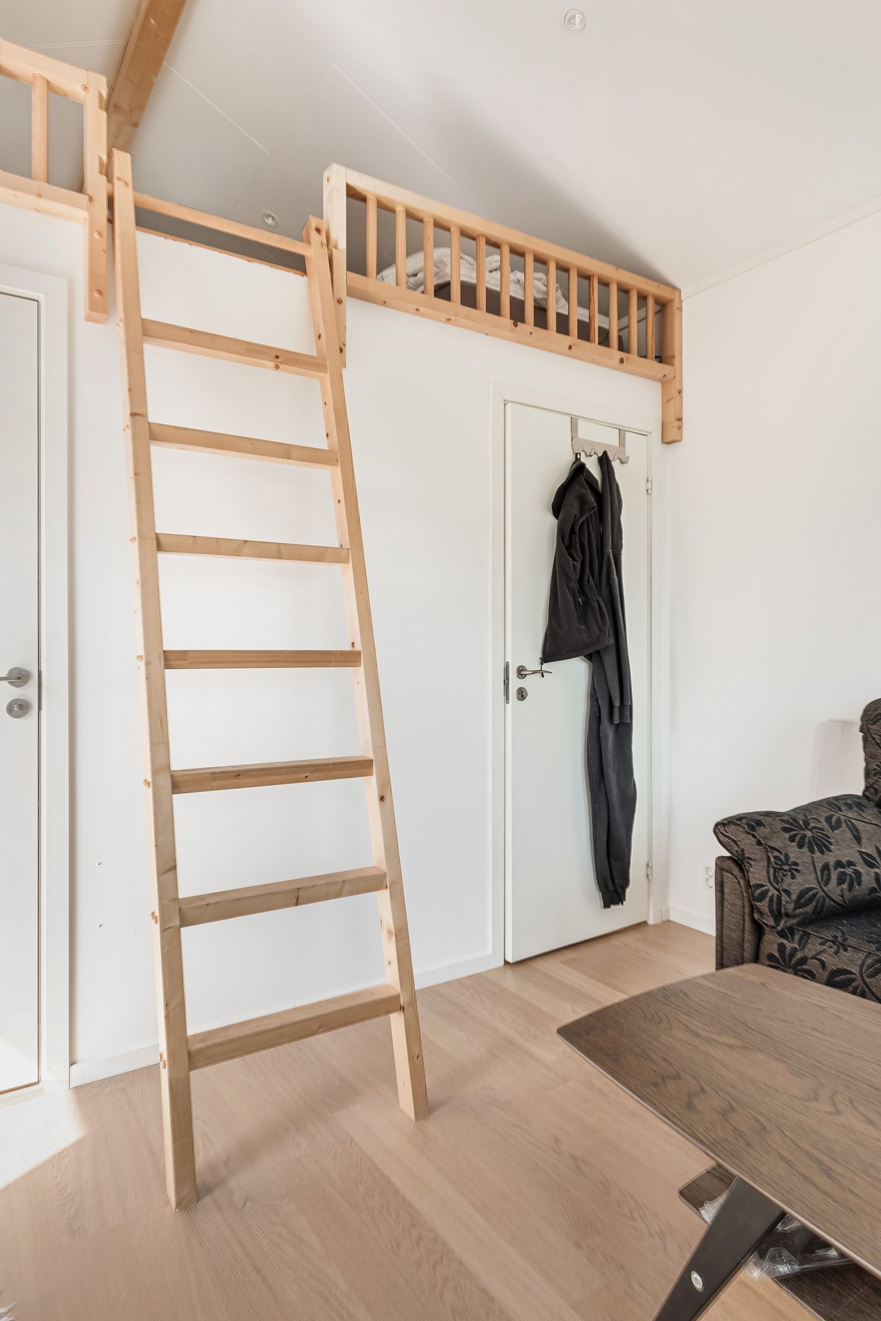 Stege upp till sovloft i Attefallshuset