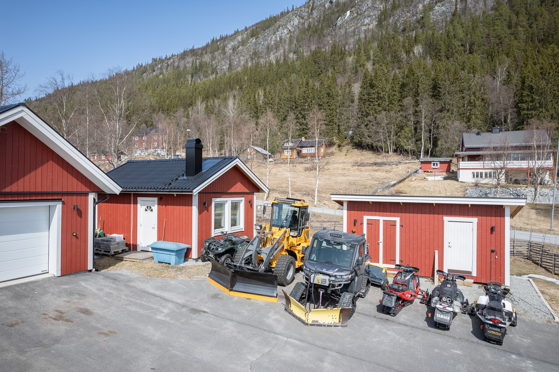 På tomten finns både garage, inrett Attefallshus och förrådsbyggnad
