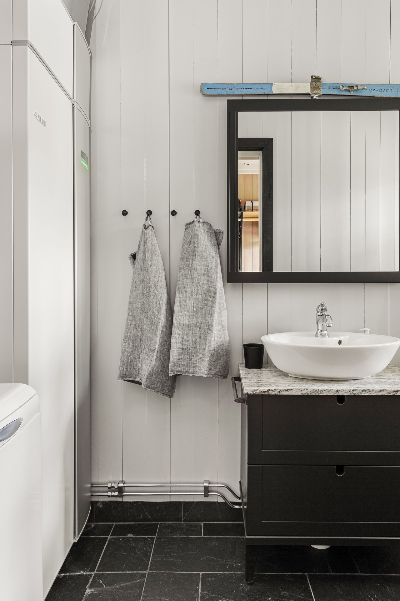 Toalettrum vid hallen som även inrymmer tvättmaskin och frånluftsvärmepanna