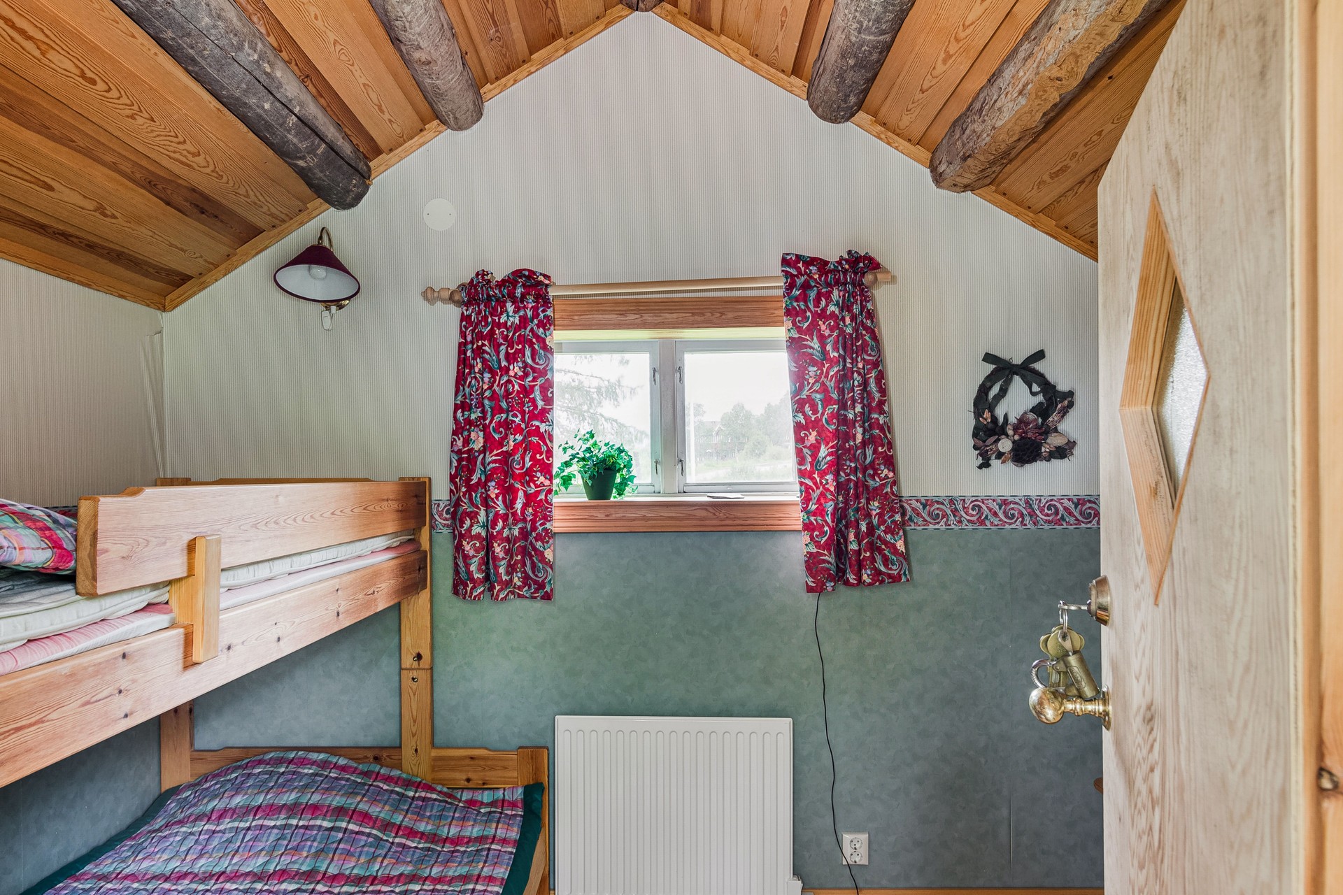 Gästrummet med två bäddar i härbret