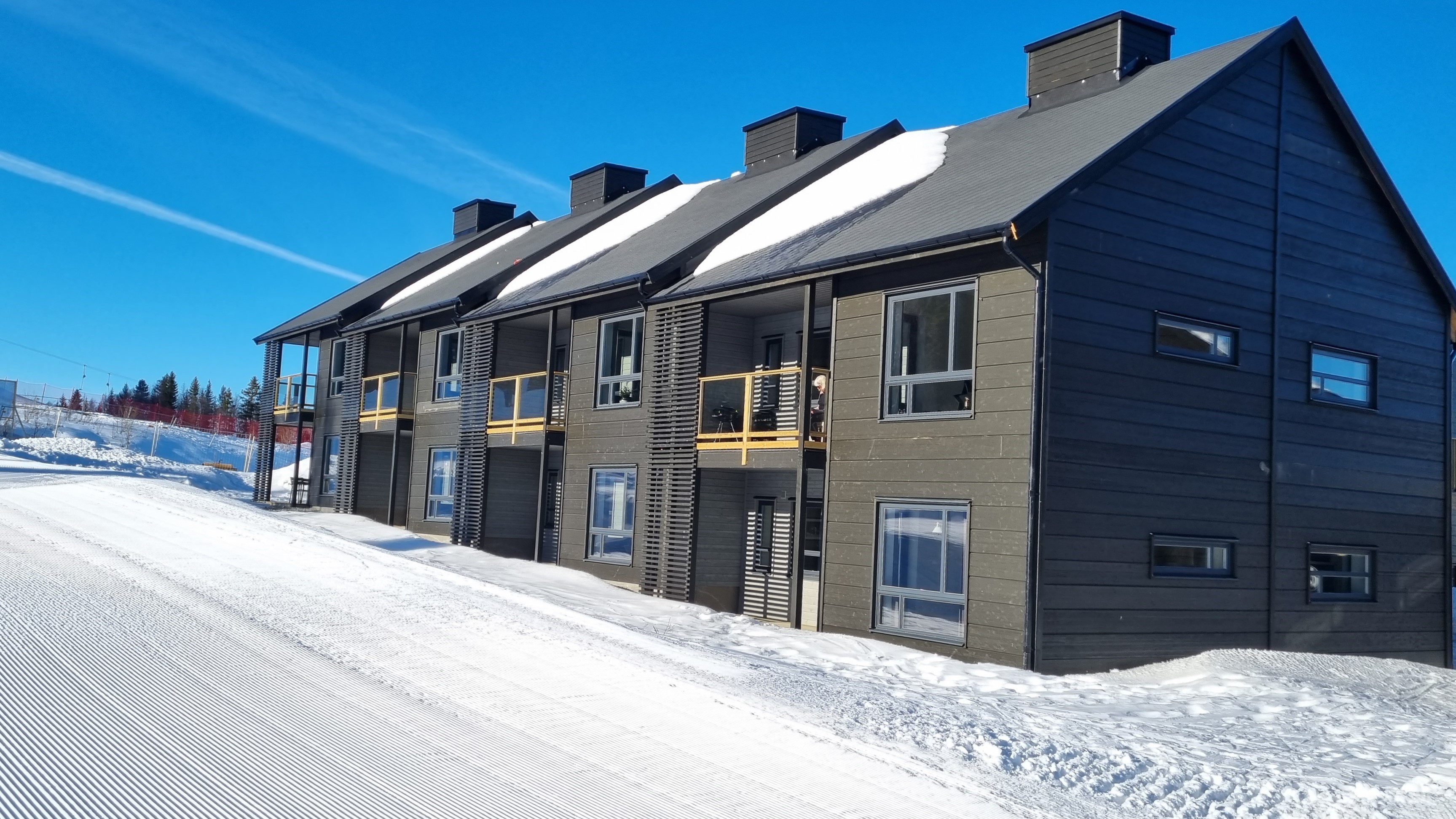 Lägenheten närmast i bild på markplan