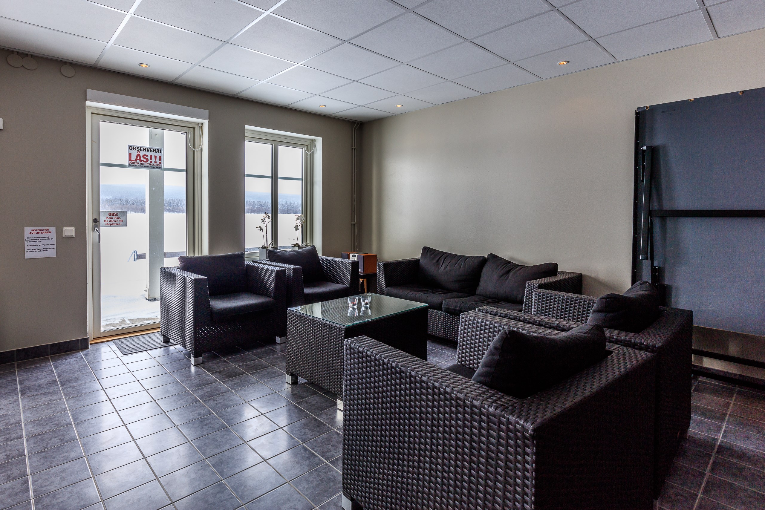 Gemensam relax, enklare gym i suterrängplanet på huset Tjädern