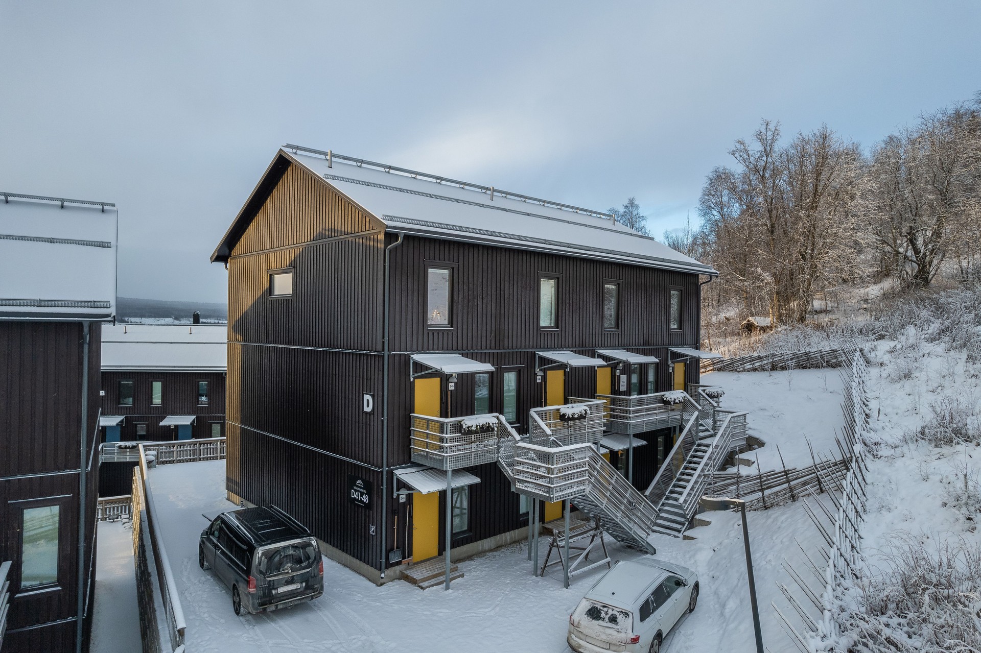 Lgh D42 finns i på markplan i Hus D, närmast berget och backen!