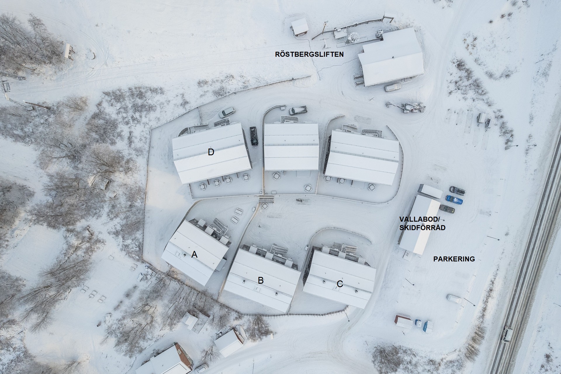 Översiktsbild hus och parkering