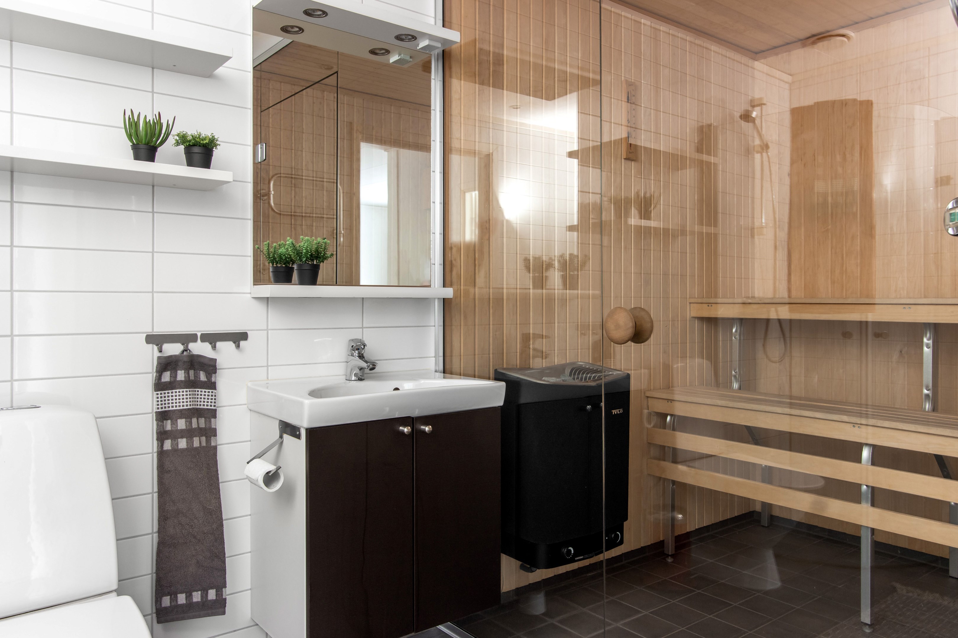 Badrum med bastu på övre plan