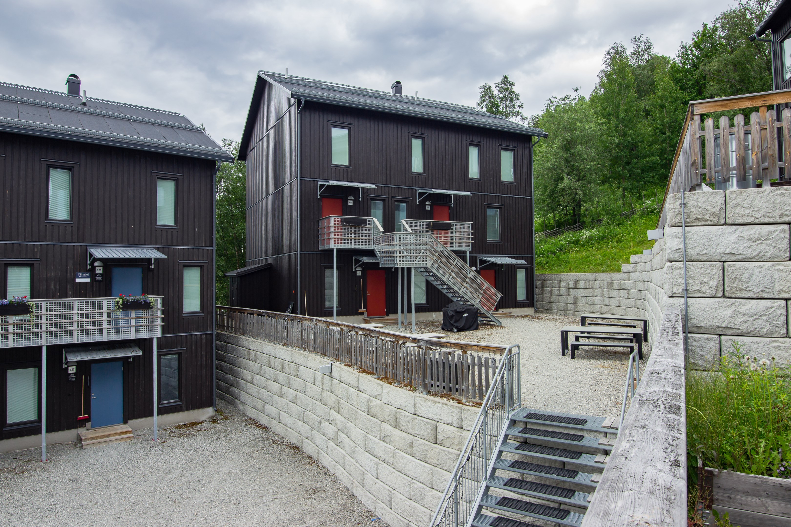 Hus A med röda dörrar