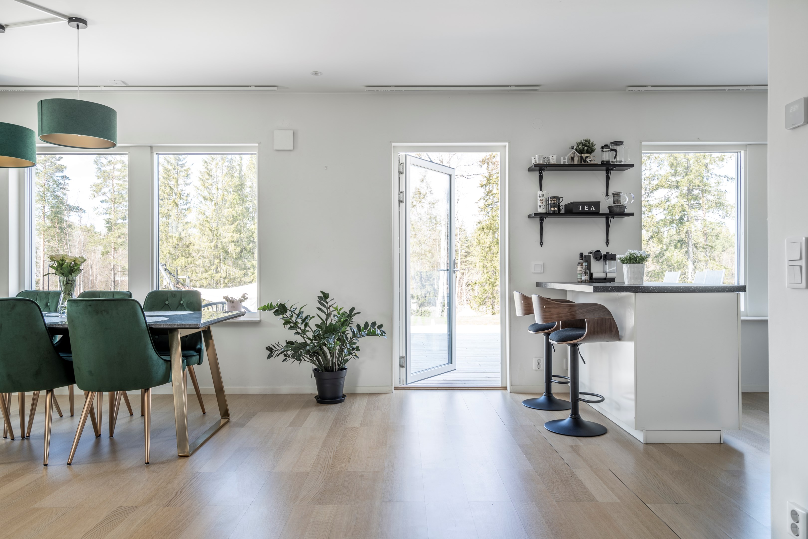 Matplats, köksö och utgång till altan