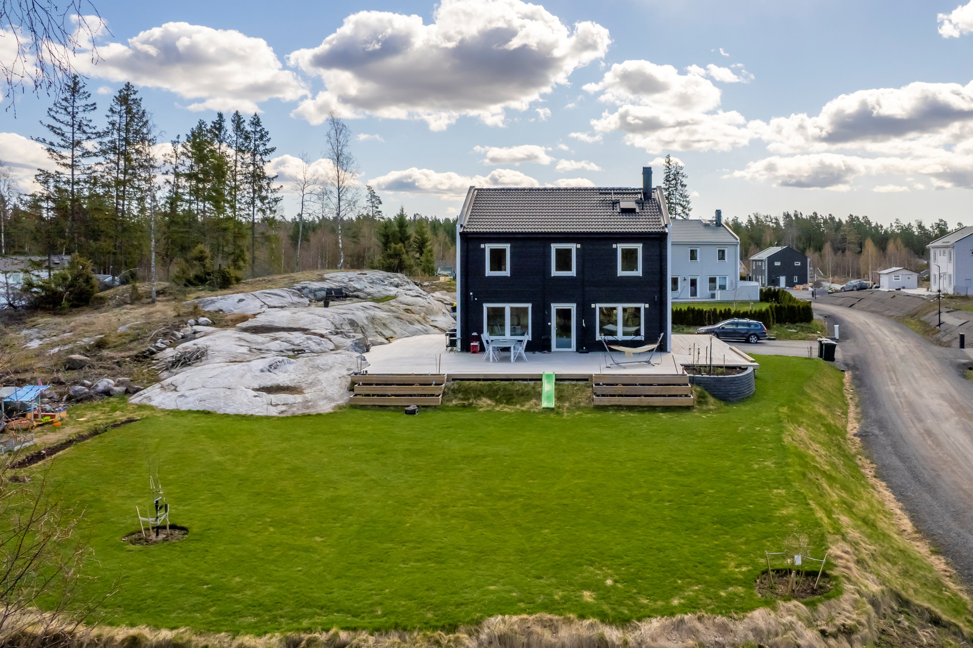 Drönarvy över hus och tomt mot sydväst