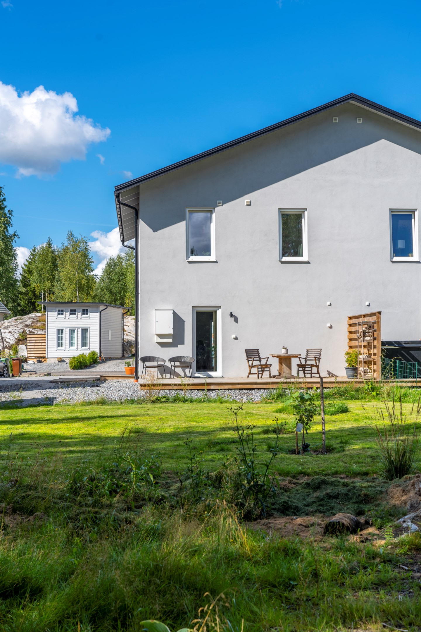 Bostadens generösa tomt