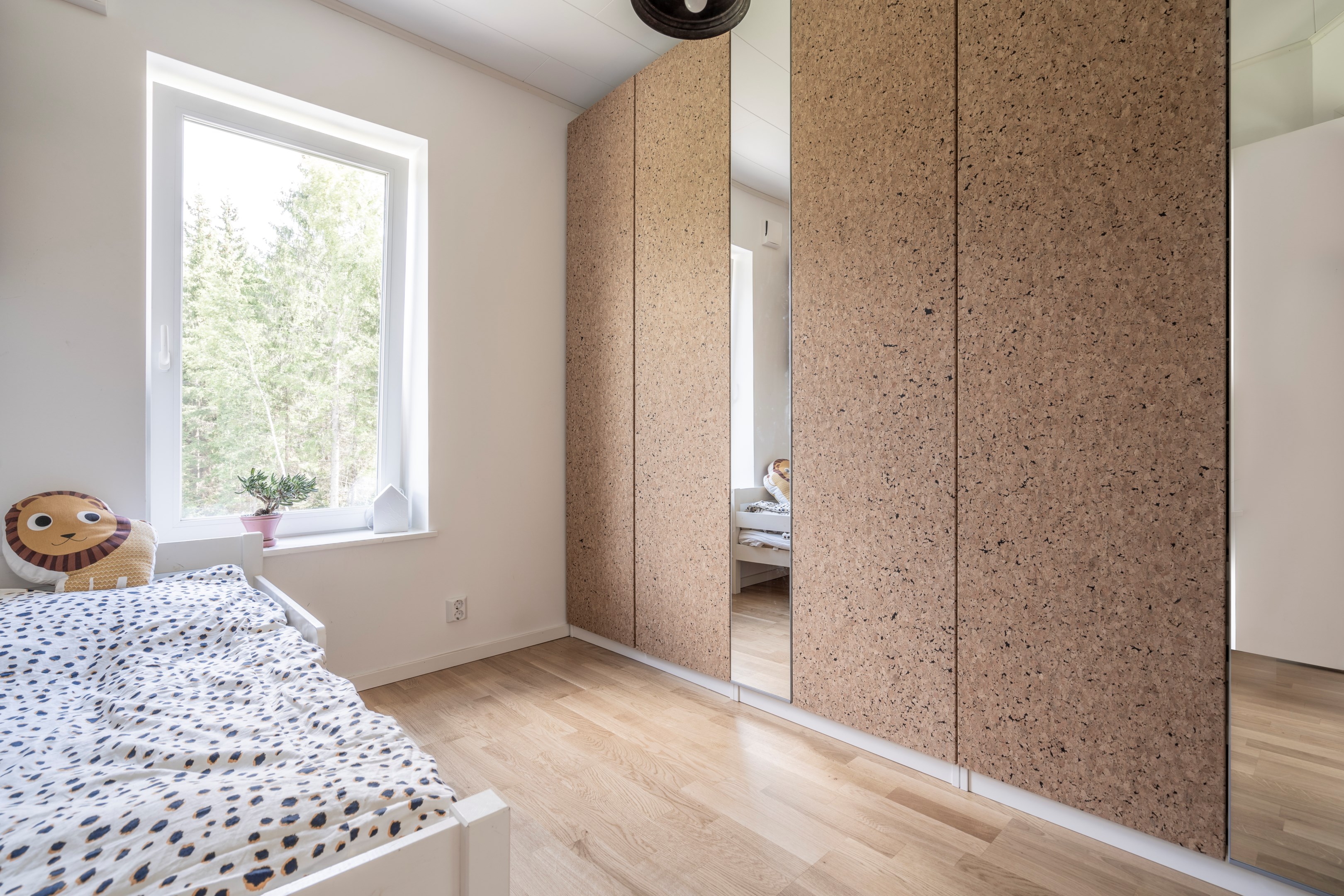 Sovrum 3 med platsbygda garderober