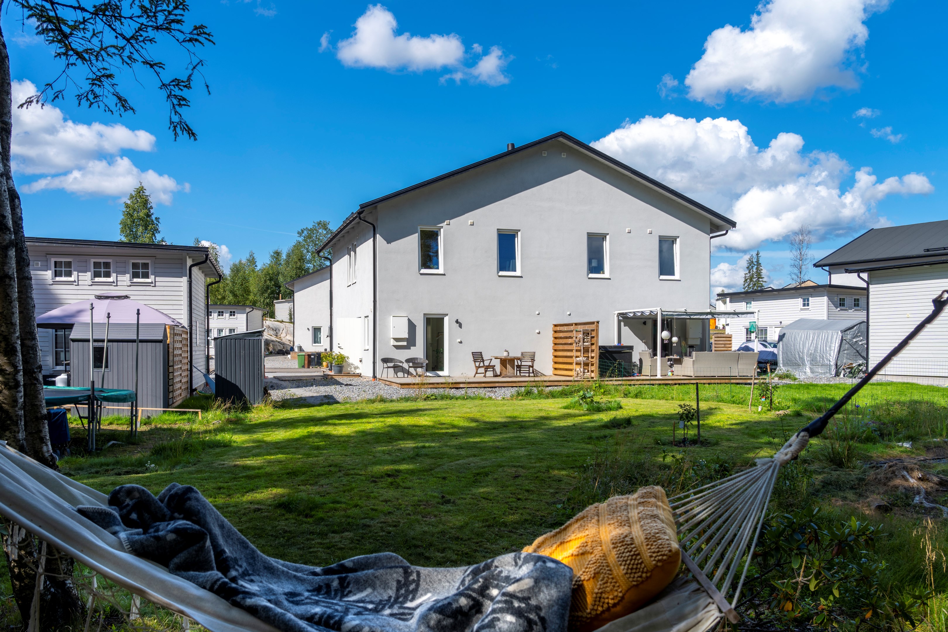 Från allmänning mot hus och tomt