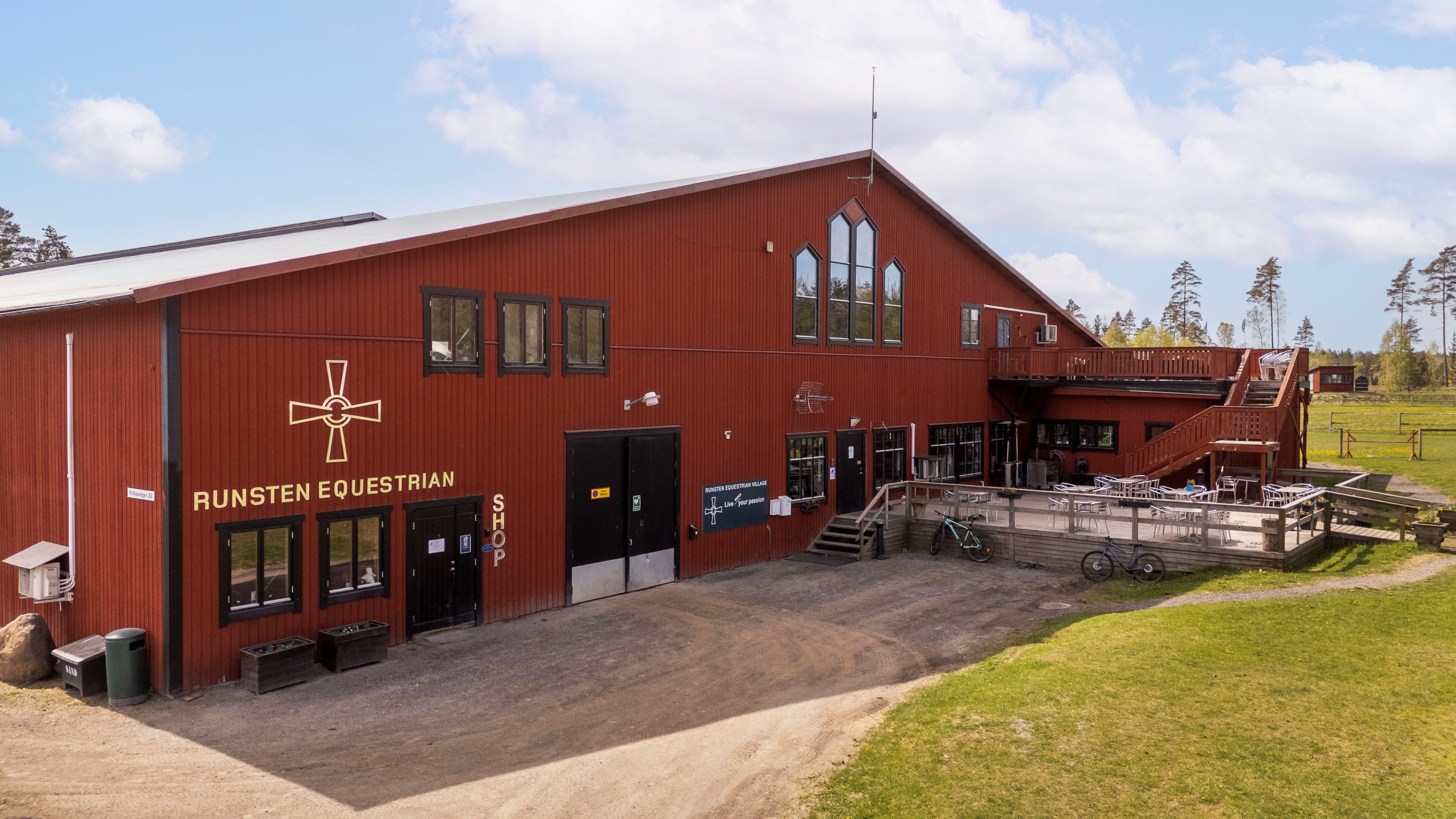 Ridanläggning med restaurang och gårdsbutik