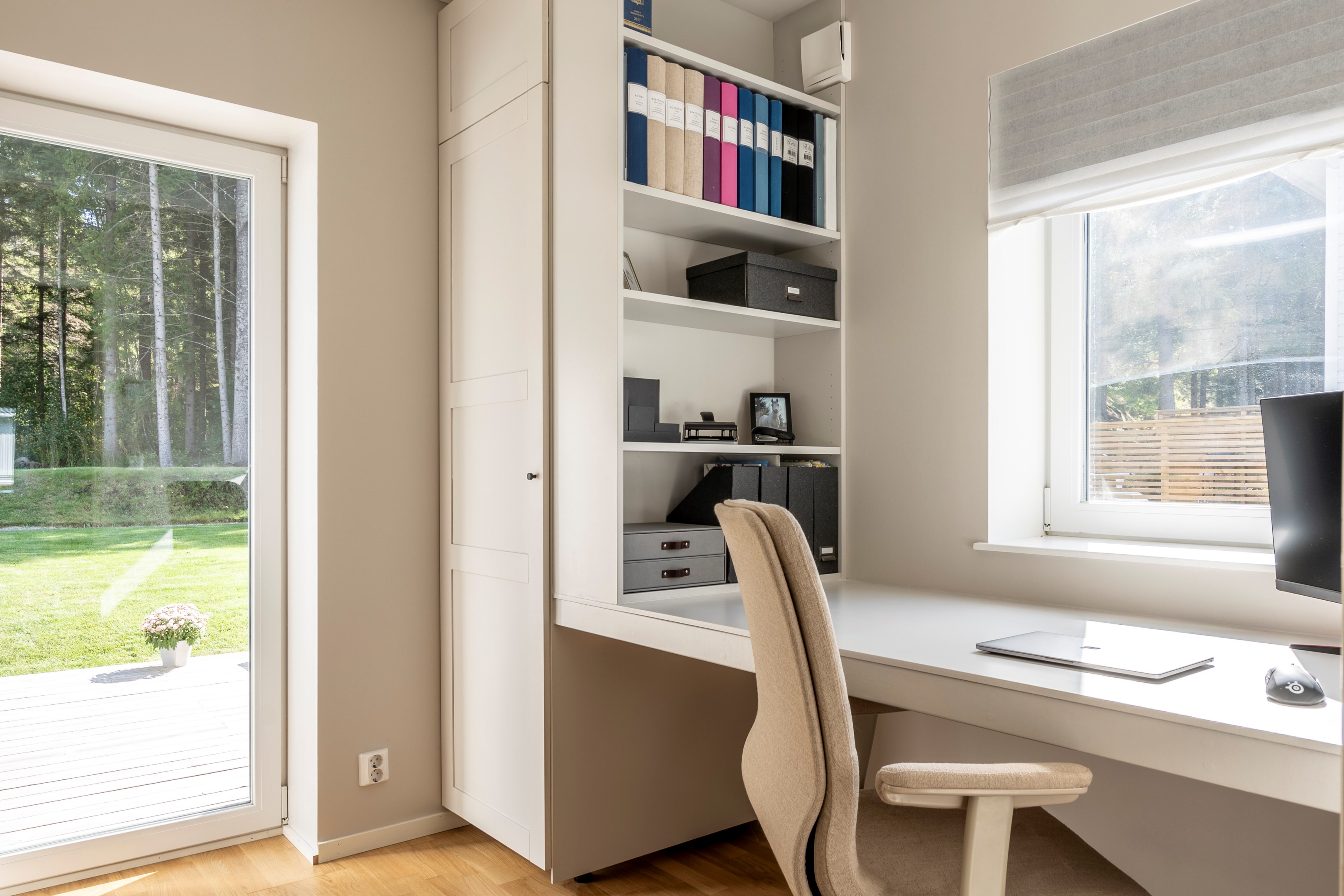 Litet sovrum alt kontor med utgång till altan