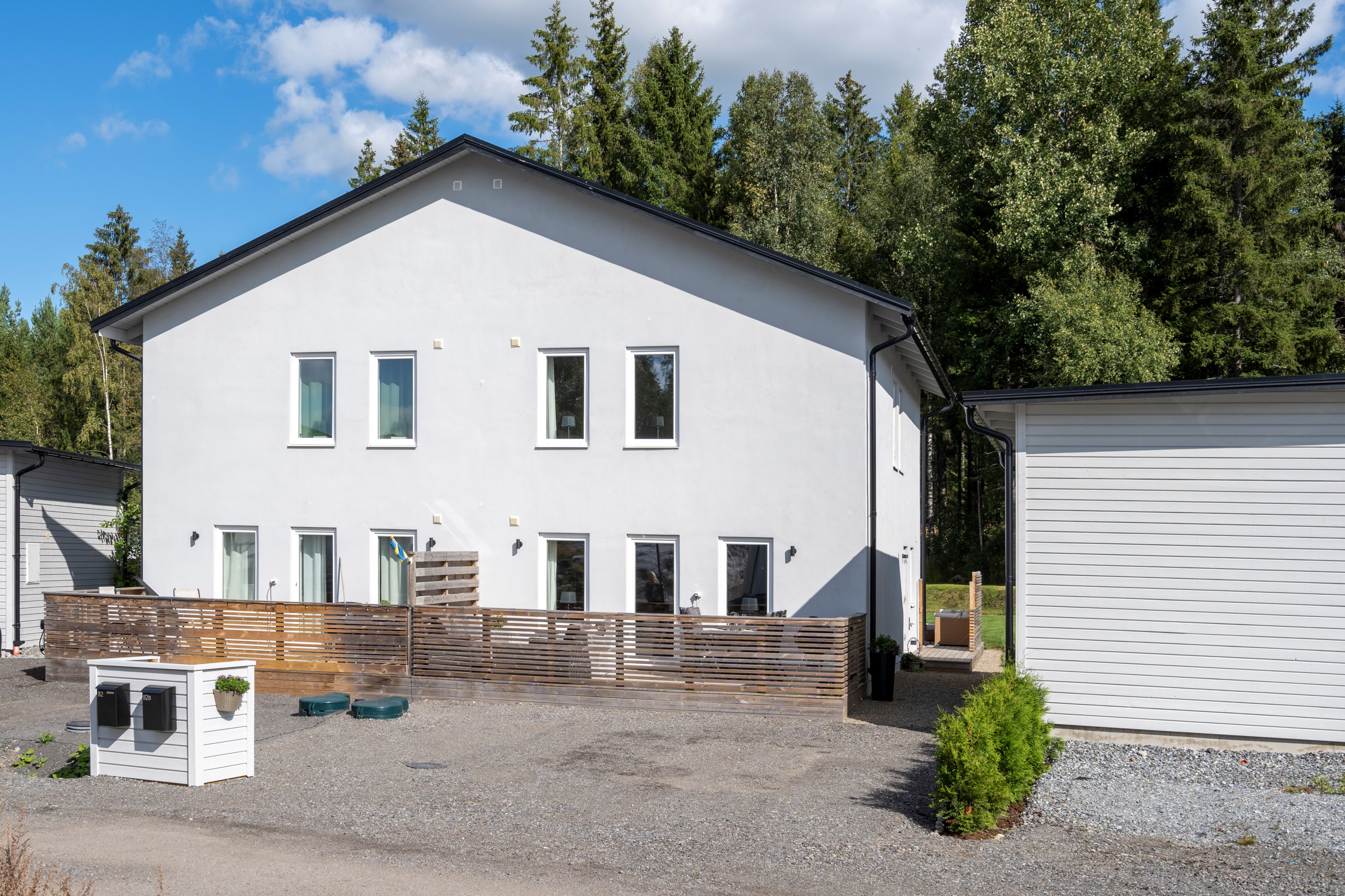 Infart med plats för flera bilar