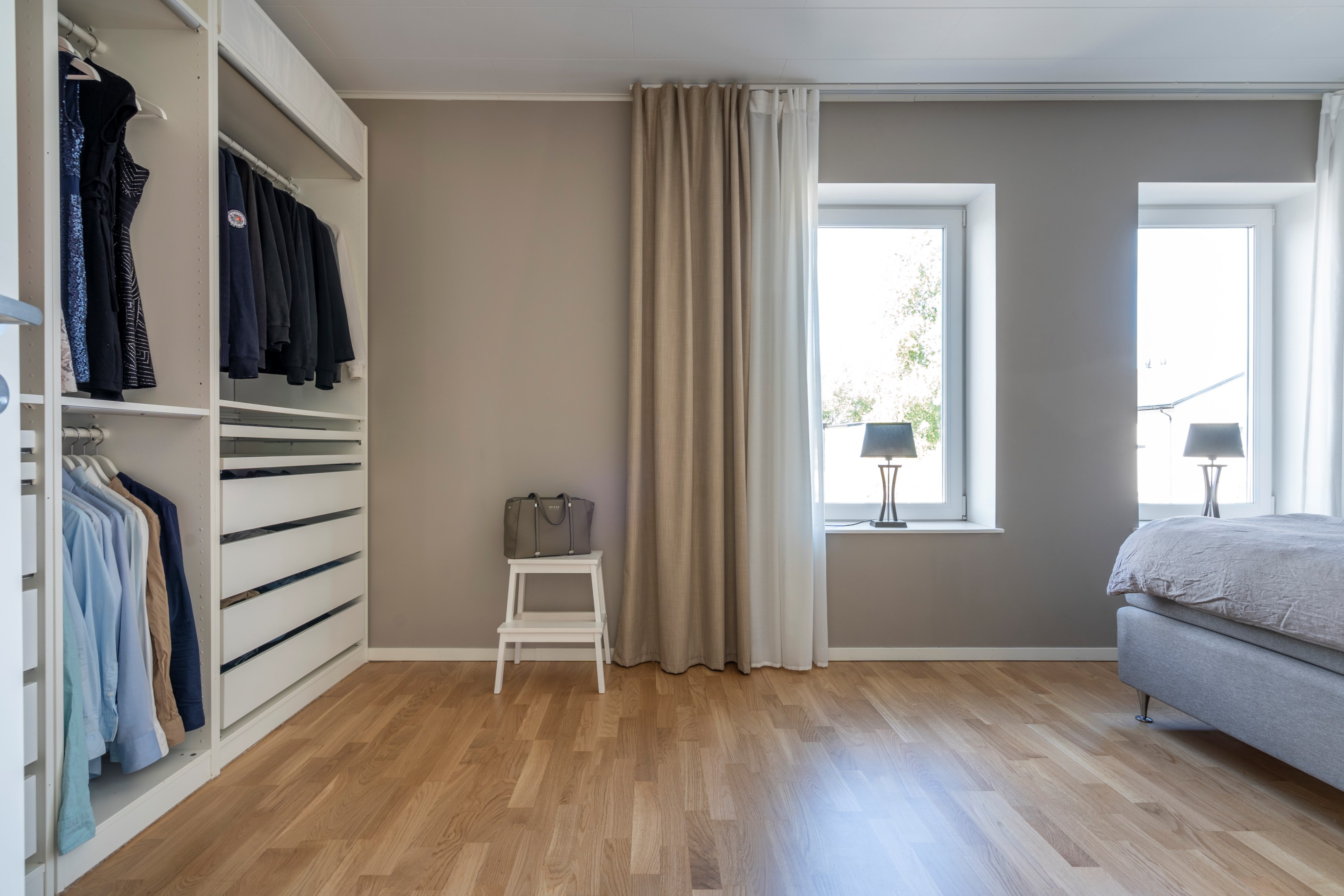 Sovrum 1 med klädförvaring