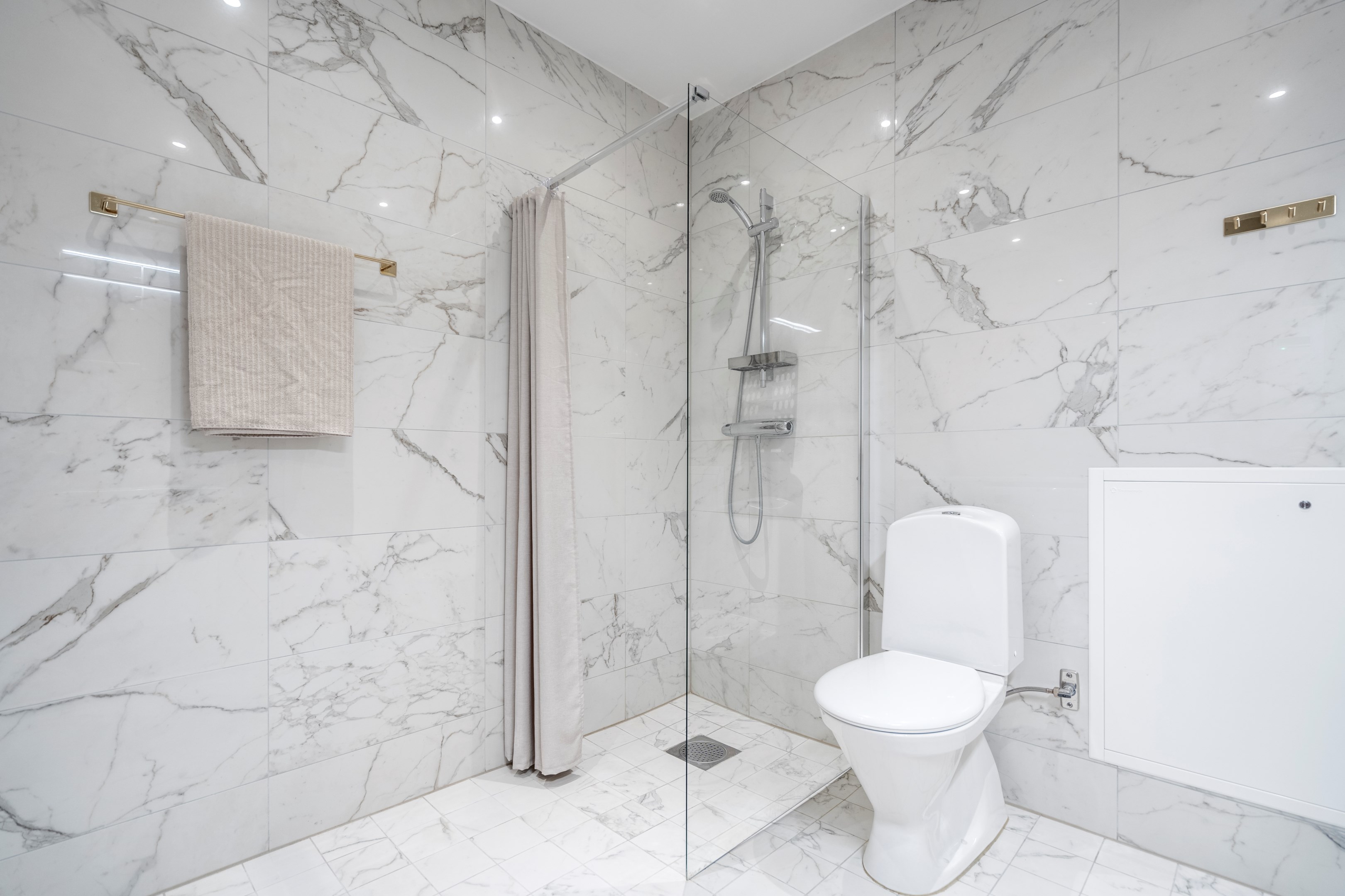 Exklusivt badrum med marmor på golv och väggar