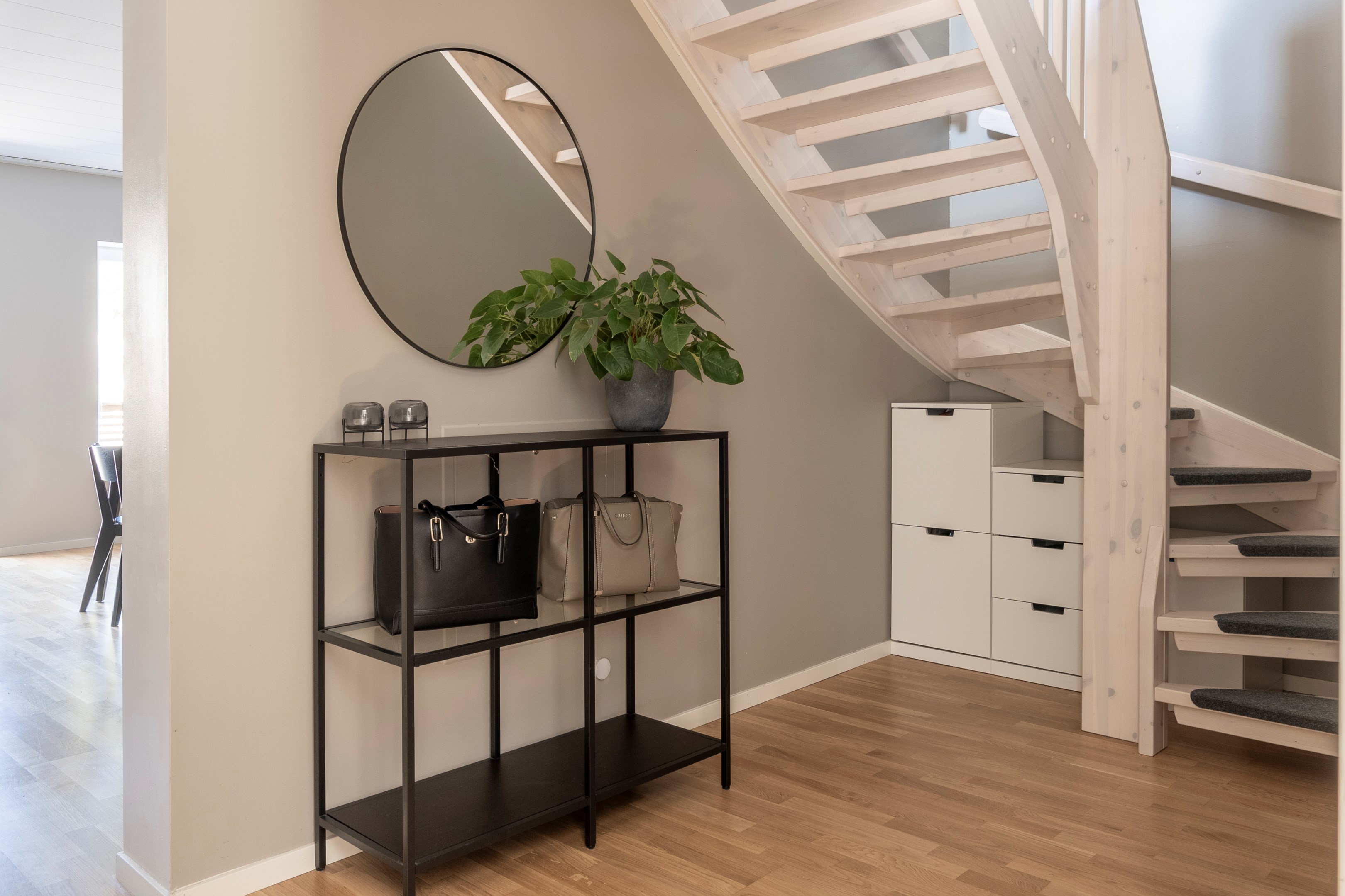 Hall och trappa till övervåning