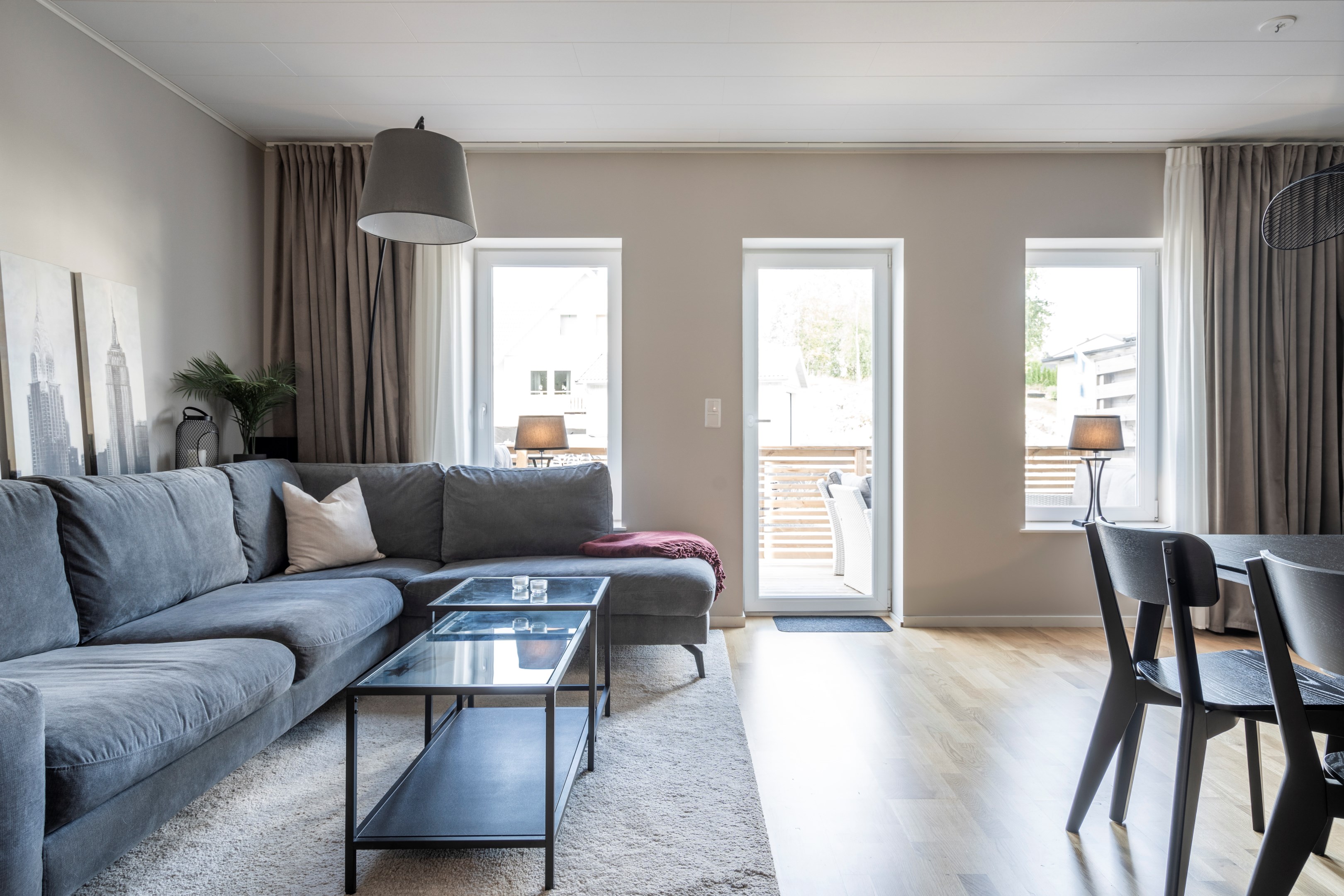 Allrum entréplan med utväg till altan i sydvästligt läge.