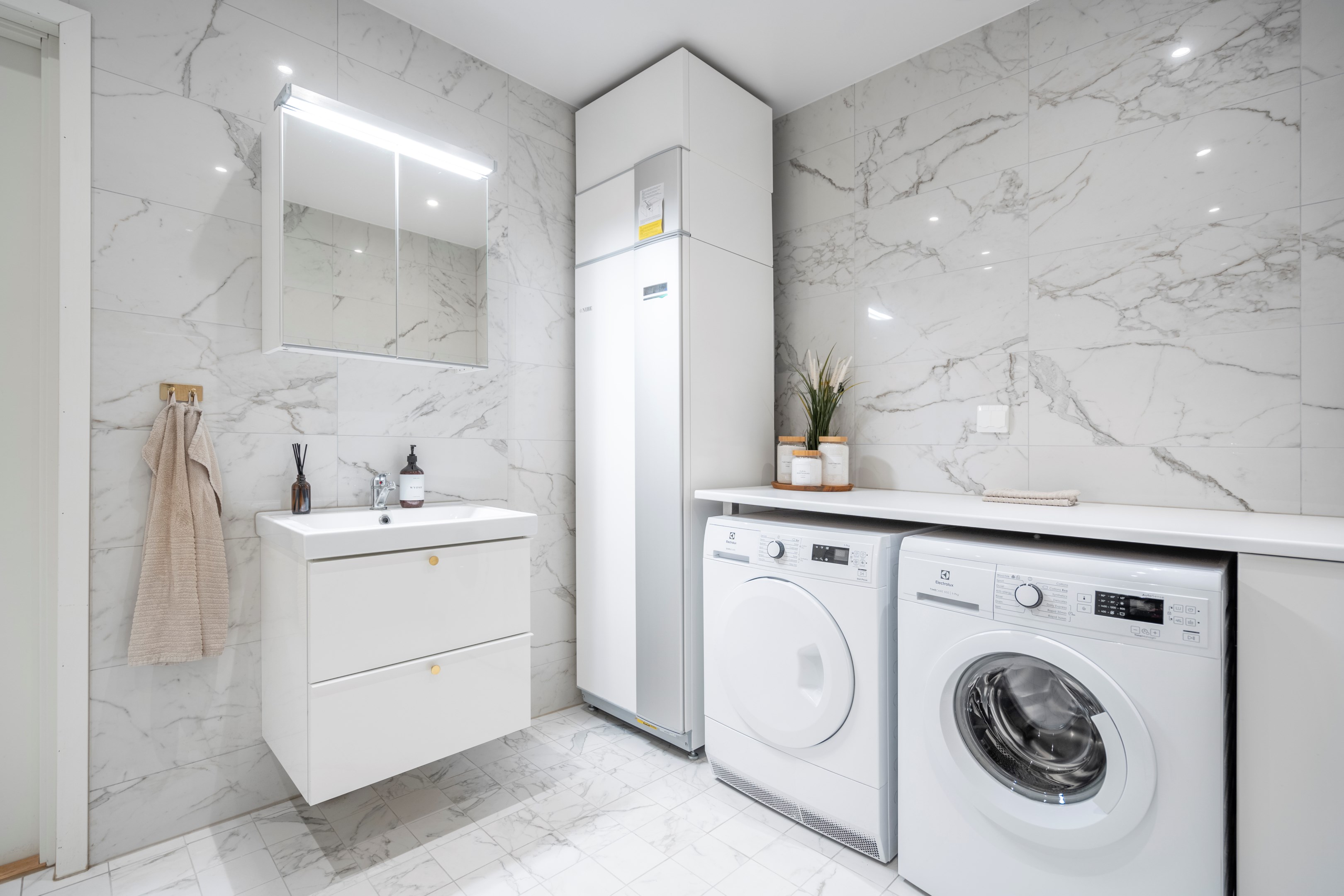 Badrum på entréplan kombinerat med tvättstuga