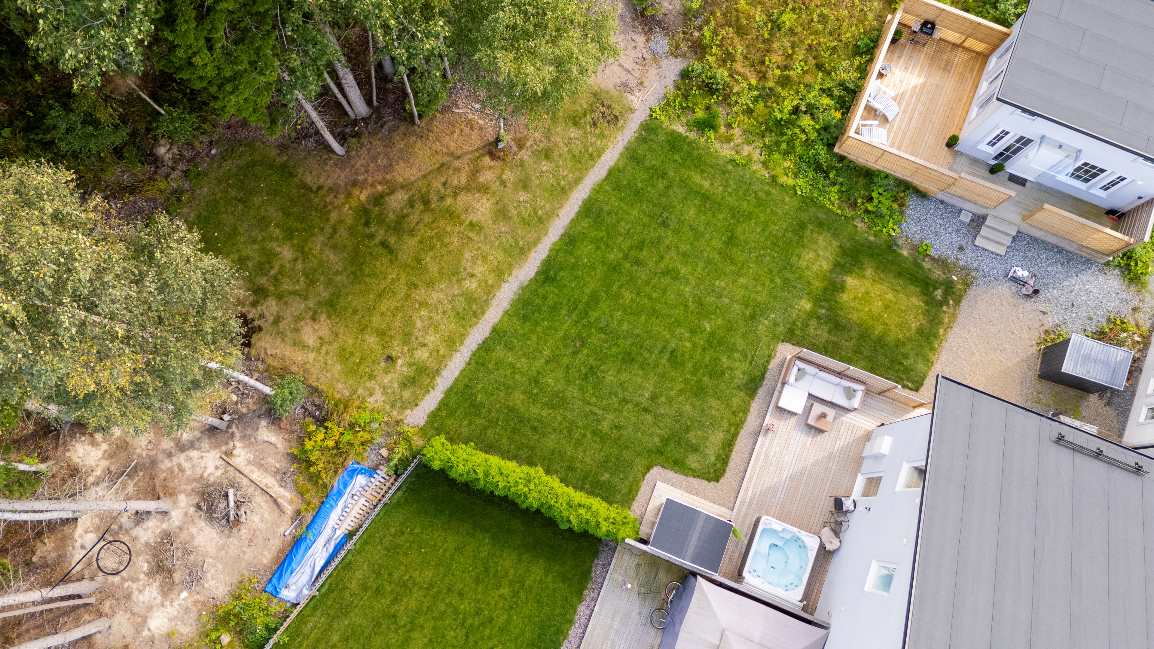 Drönarbilder över trädgård