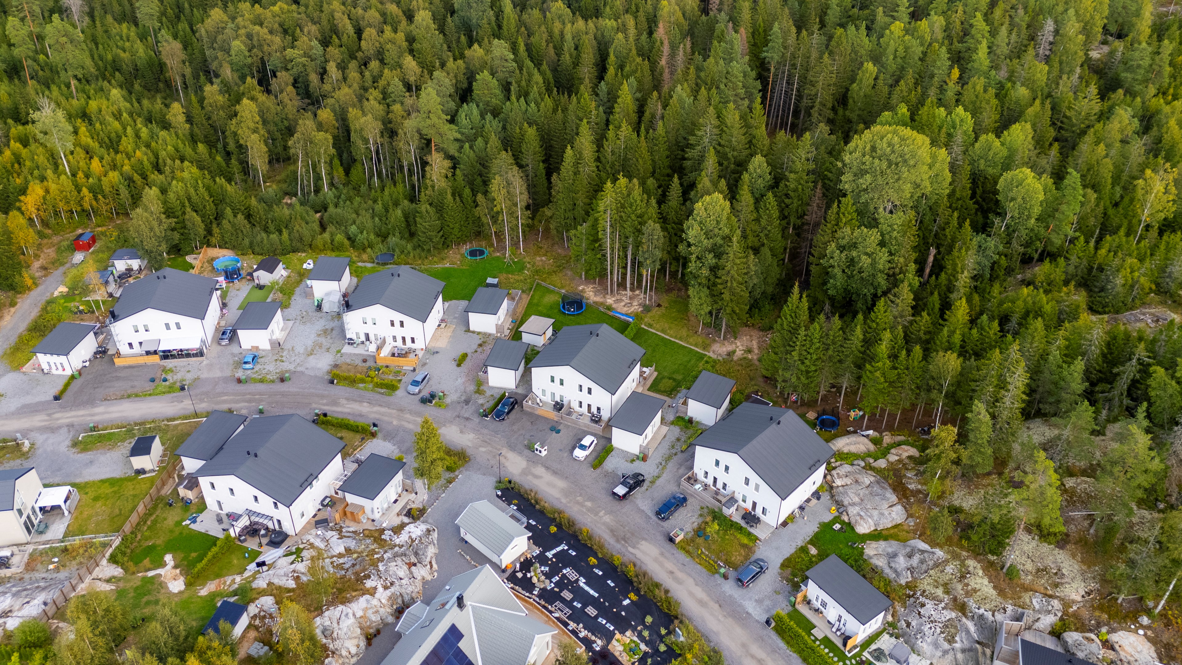 Översikt Brf Runsten 2. Fem parhus ”10 bostäder” och tio attefallshus