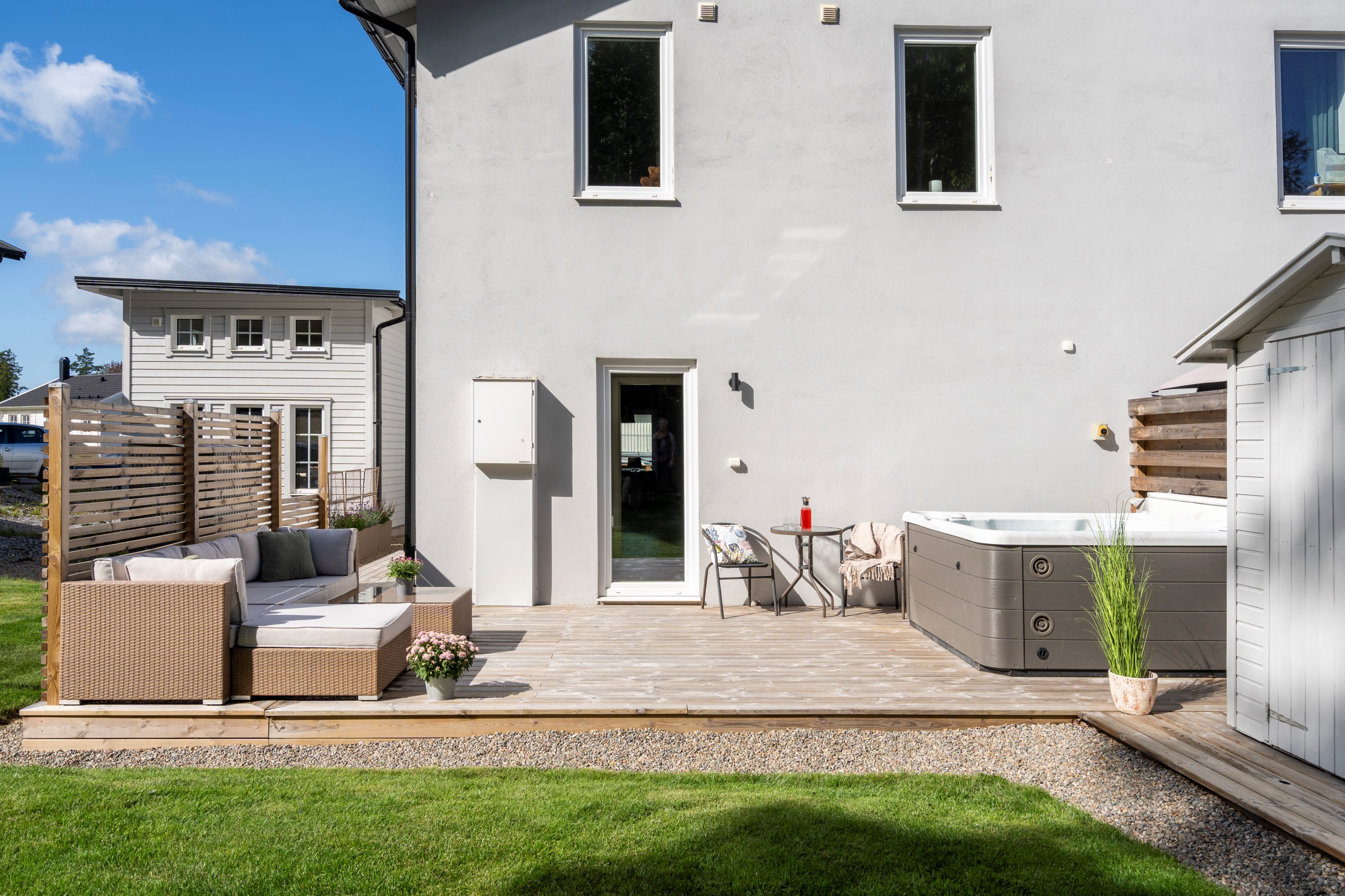 Inbjudande altan som gränsar mot trädgård