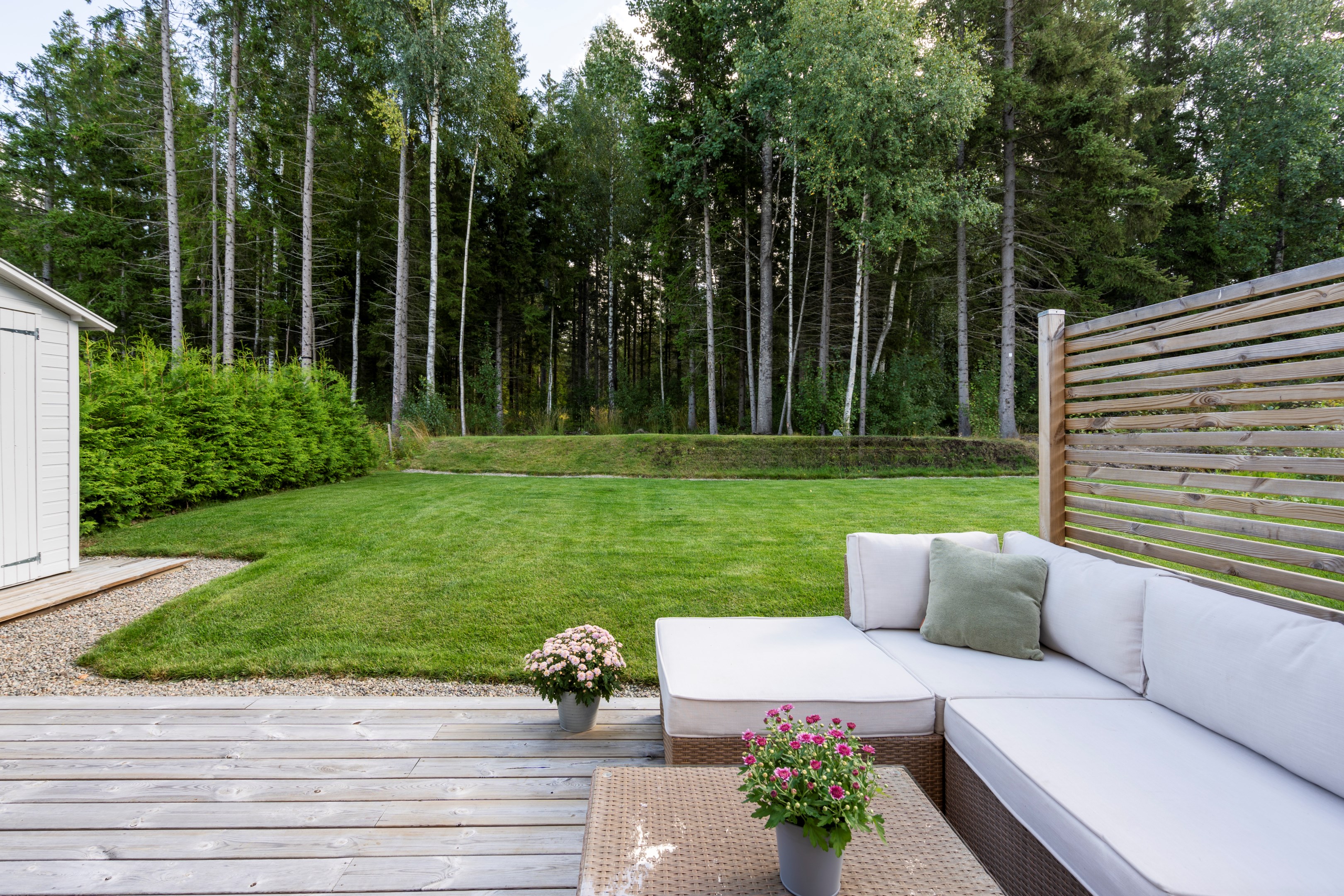 Altan gränsar mot stor trädgård och allmänning