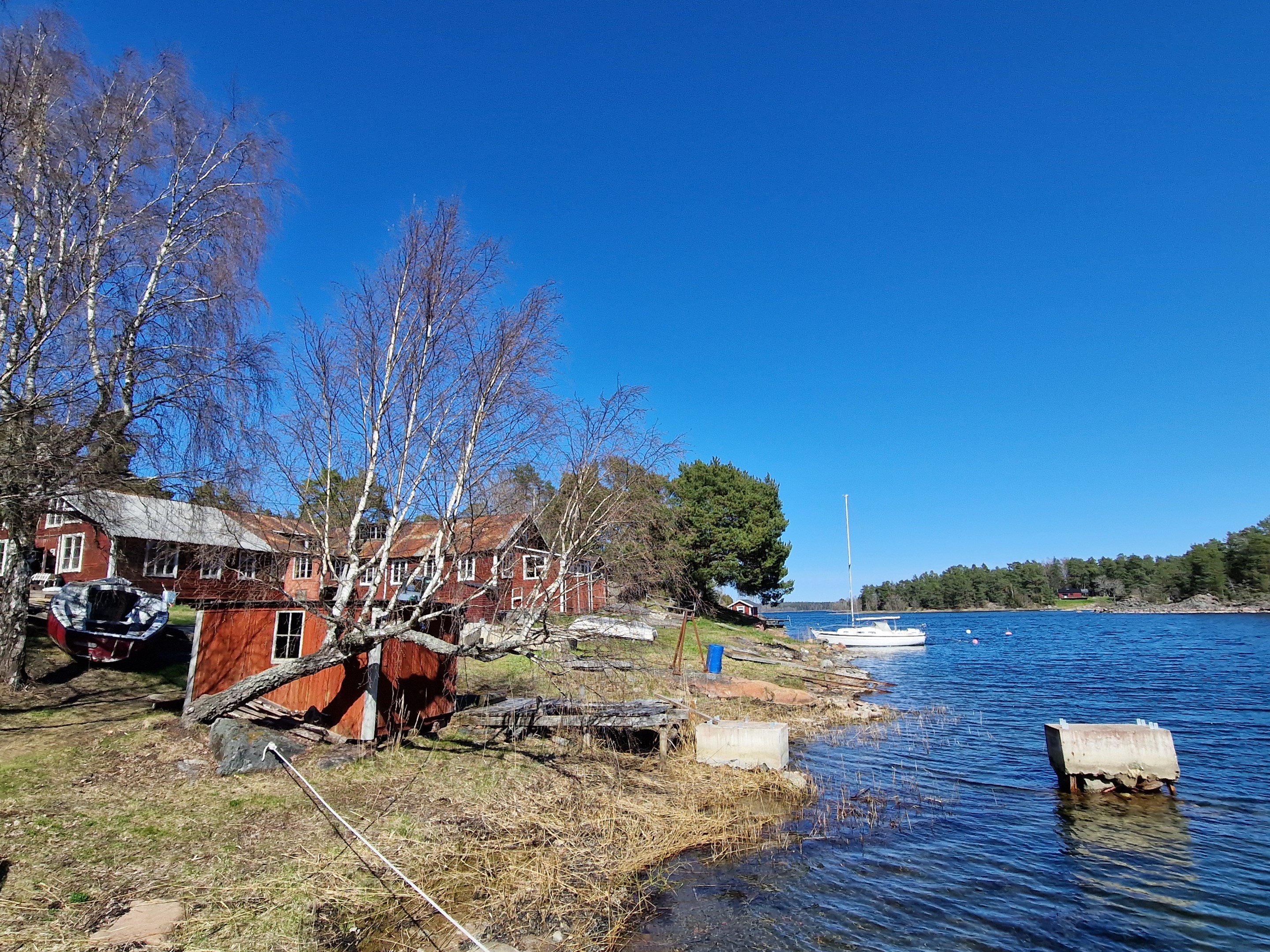 Betong-fundament i vattnet, där äldre/bortrivna bryggor vilat på.