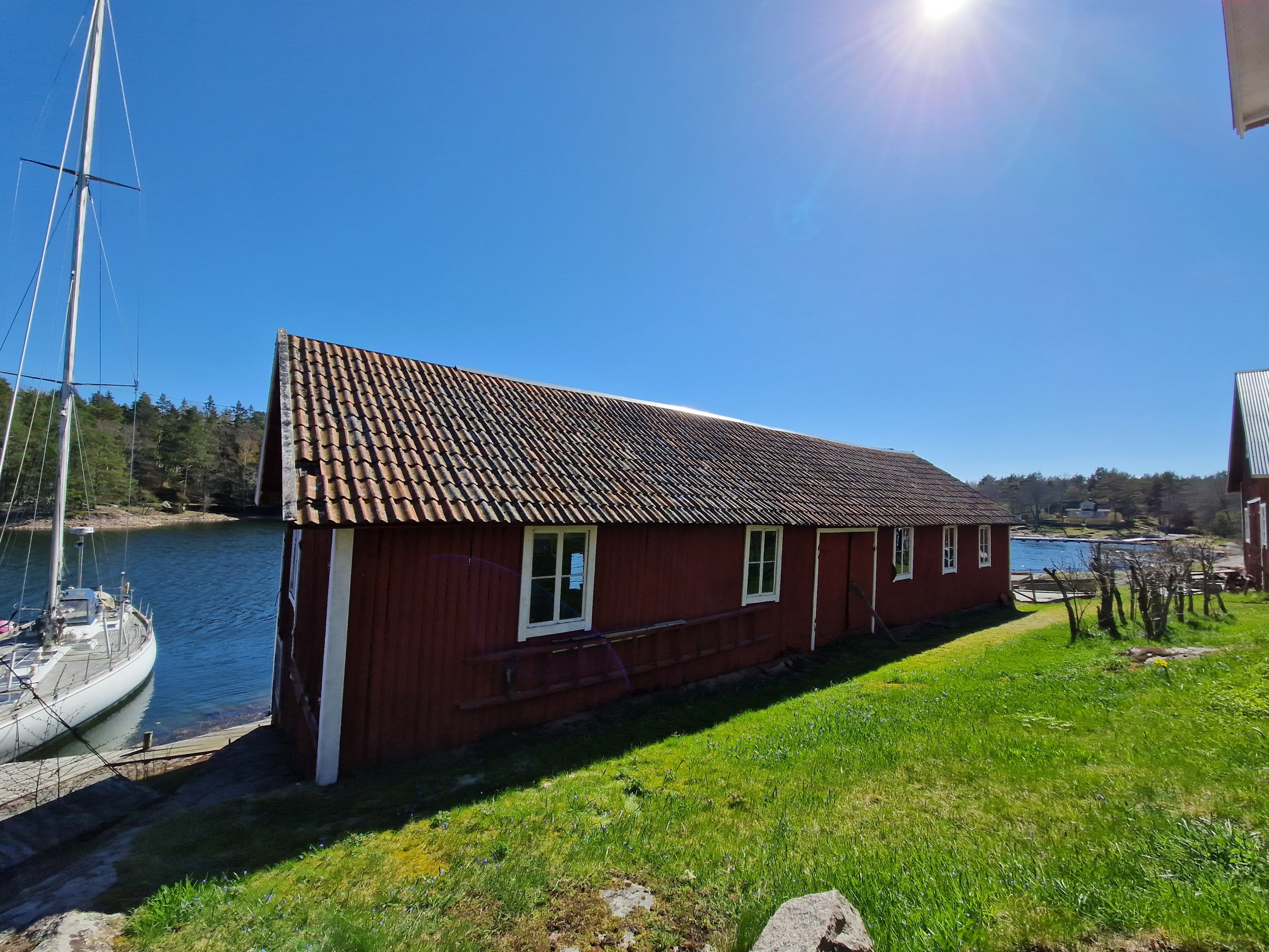Ytterligare en byggnad med båtplatser i sjökanten