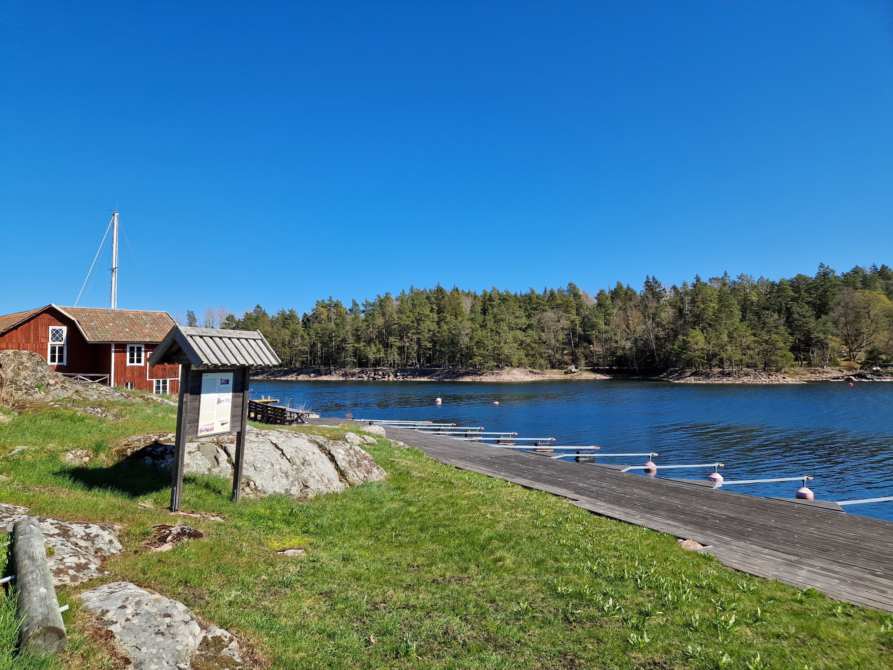 Intill arrende-tomten huserar en annan brygg-förening (se bild)