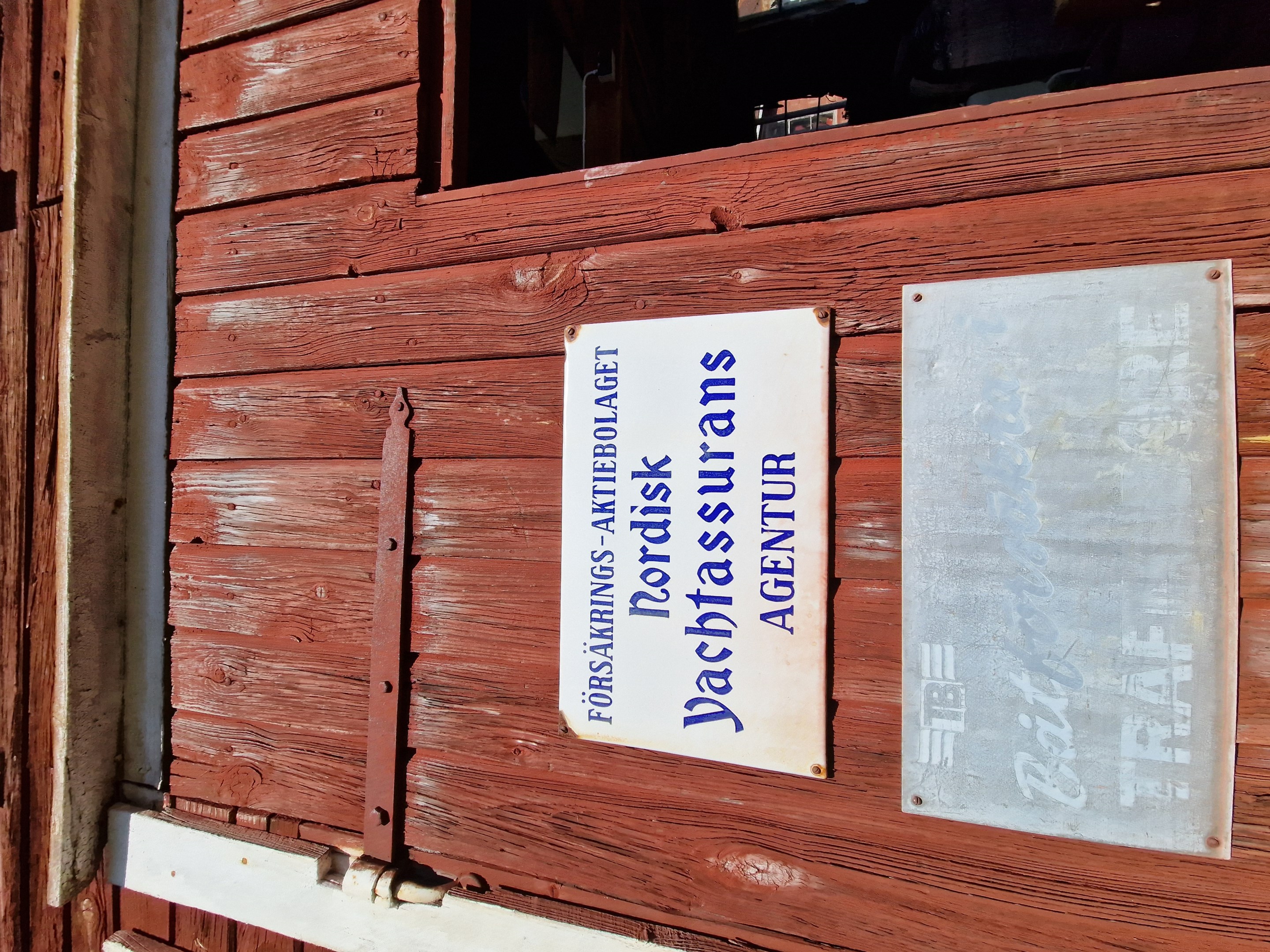 Äldre-Firmaskylt vid entrén till f.d Båtvarvsbyggnad
