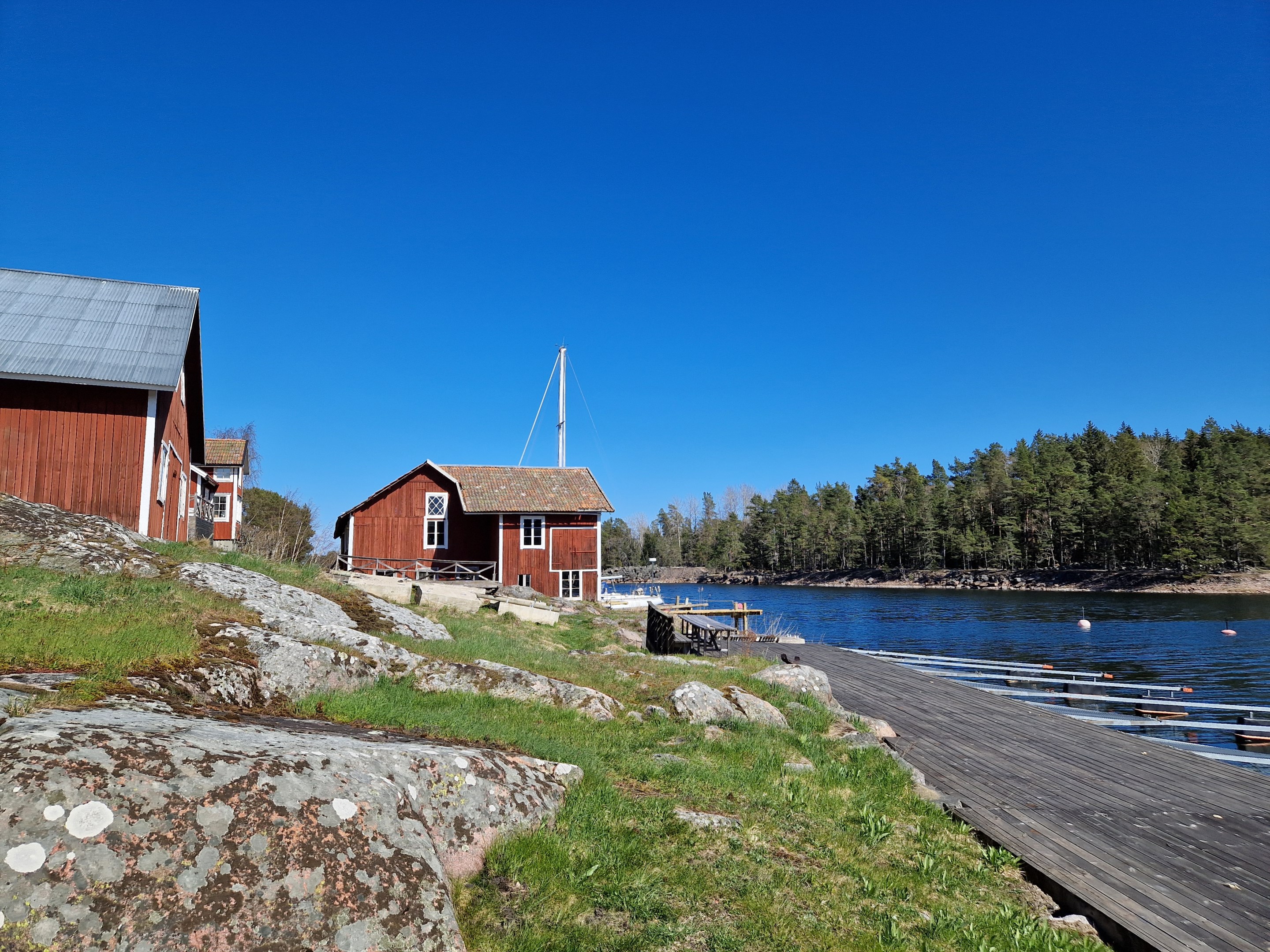 Ladan + byggnad vid direkt strandläge