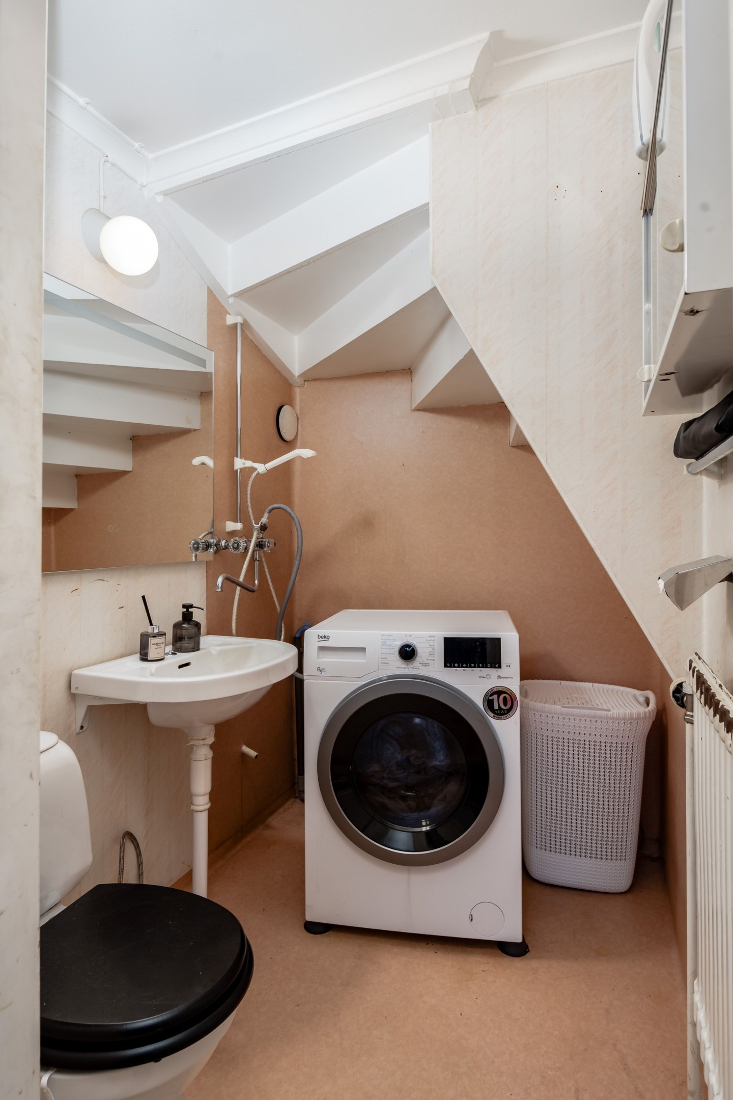 Toalett med tvättmaskin entréplan