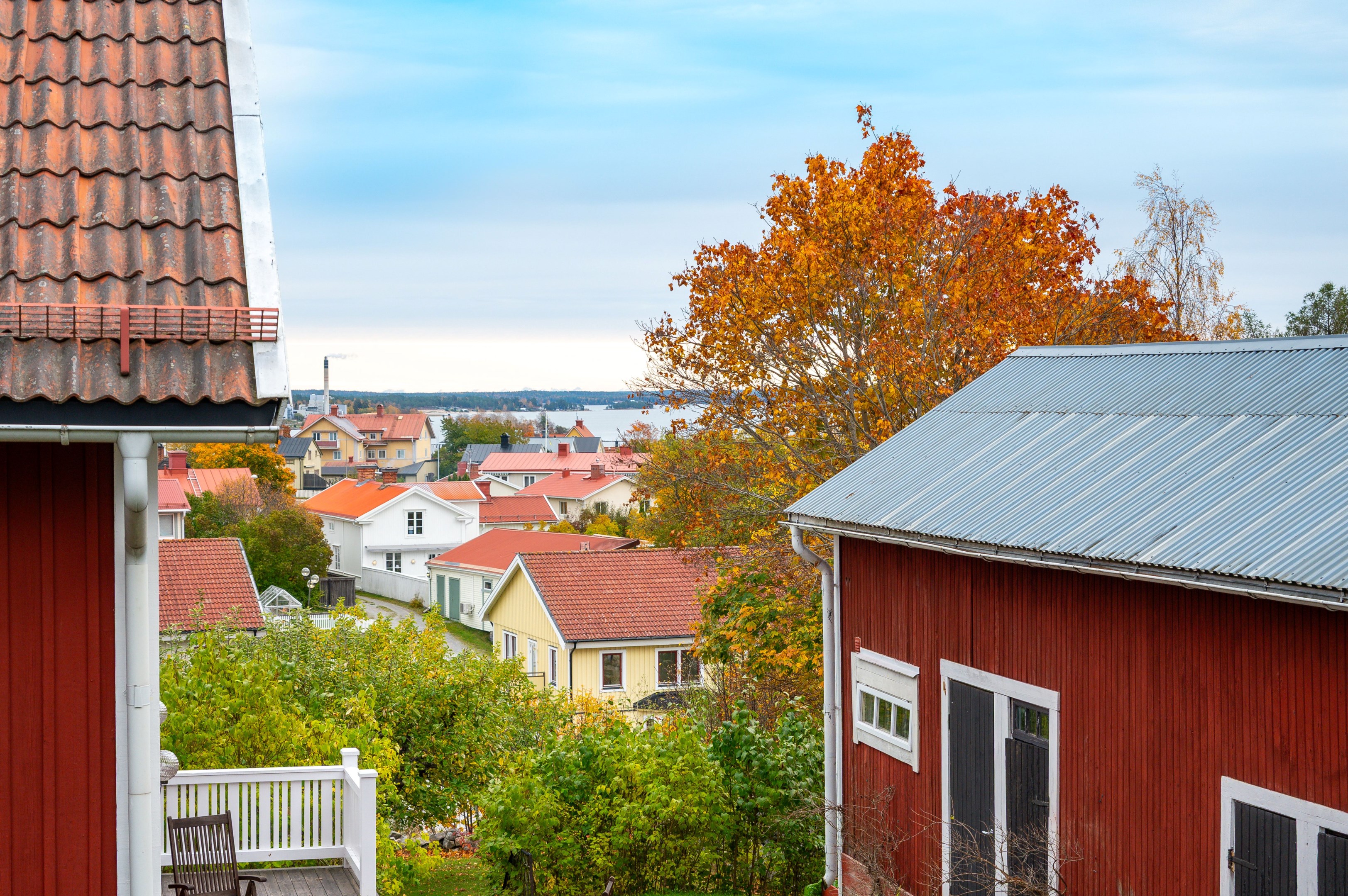 Du ser havet från både fönster och altan