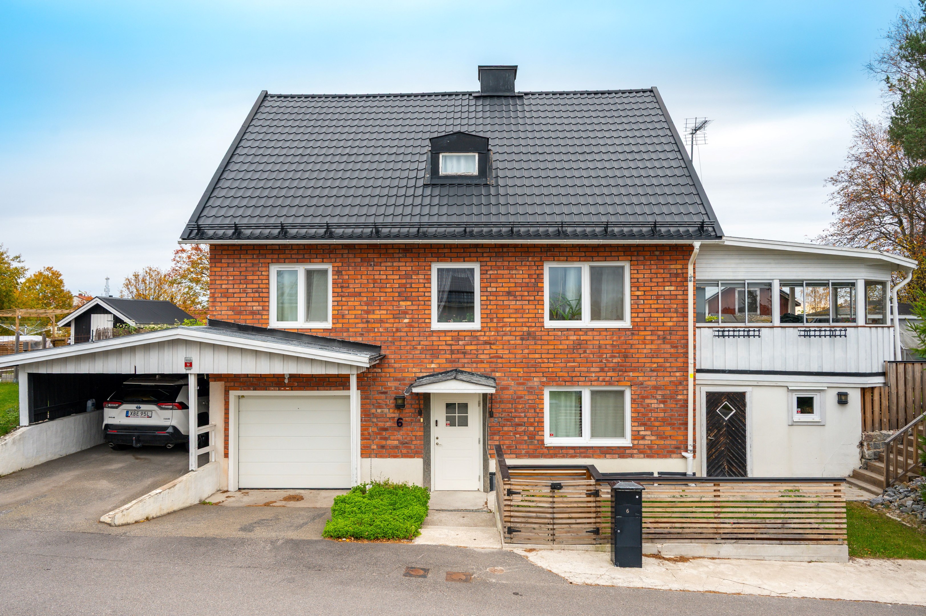 Här finns både garage med två laddboxar och carport
