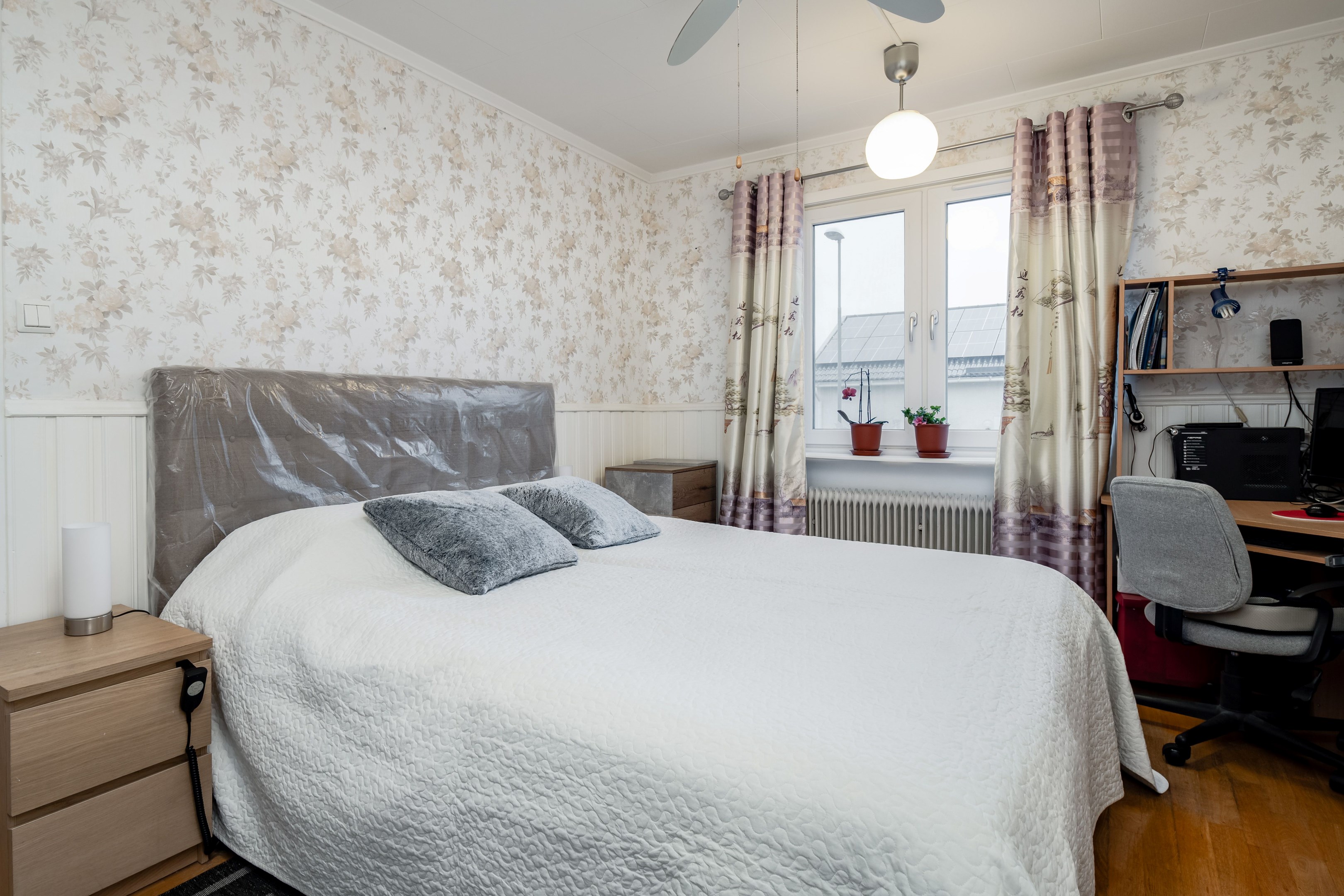 Sovrum mellanplan med eget duschrun